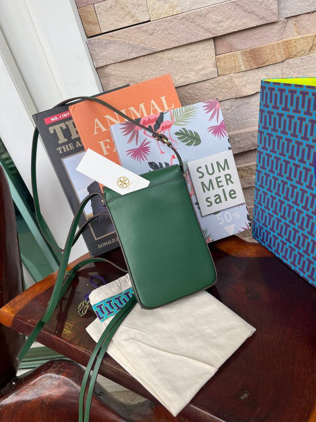 ของแท้ 💯% TORY BURCH MILLER METAL PHONE CROSSBODY อีกหนึ่งกระเป๋าใส่มือถือรุ่นฮิตที่เชื่อว่าหลาย ๆ คนต้องเคยเห็นผ่าน ๆ ตามาอย่างแน่นอน