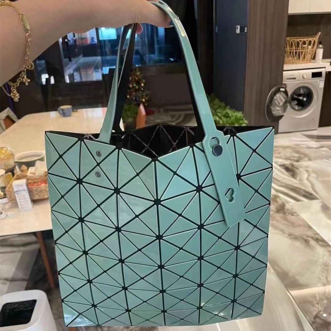 Baobao Issey Miyake 6x6 กระเป๋า Tote รุ่นนี้ถือว่าเป็นกระเป๋า Tote ไซส์กลางที่เหมาะกับการพกพาสิ่งของที่จำเป็นในทุก ๆ วัน มาพร้อมสายที่สามารถปรับได้ทั้งสองสาย และมีช่องใส่ของช่องเล็กด้านใน 1 ช่อง จุของได้เยอะแถมยังทนทาน ใช้เป็น Everyday Bag ได้เลยคะ พกพาสะ