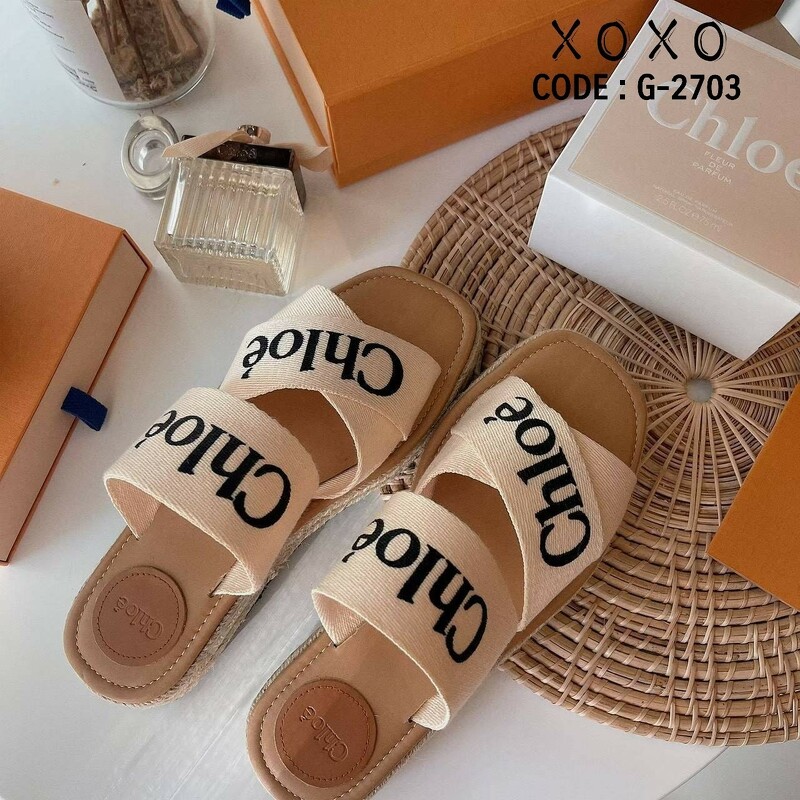 CHLOÉ LOGO SLIDE SANDEL ช่วงนี้ แบรนด์นี้เค้าอินมากคะ แอดบอกไว้เลยไม่มีไม่ได้แล้ว งานสวม ใส่สบาย วัสดุผ้าแคนวาส ตีแบรนด์ไค้วครอสเอ็กซ์ ส้นเสมอ มีส้นเล็กน้อย กำลังใส่สบายไม่เขย่ง น้ำหนักเบา