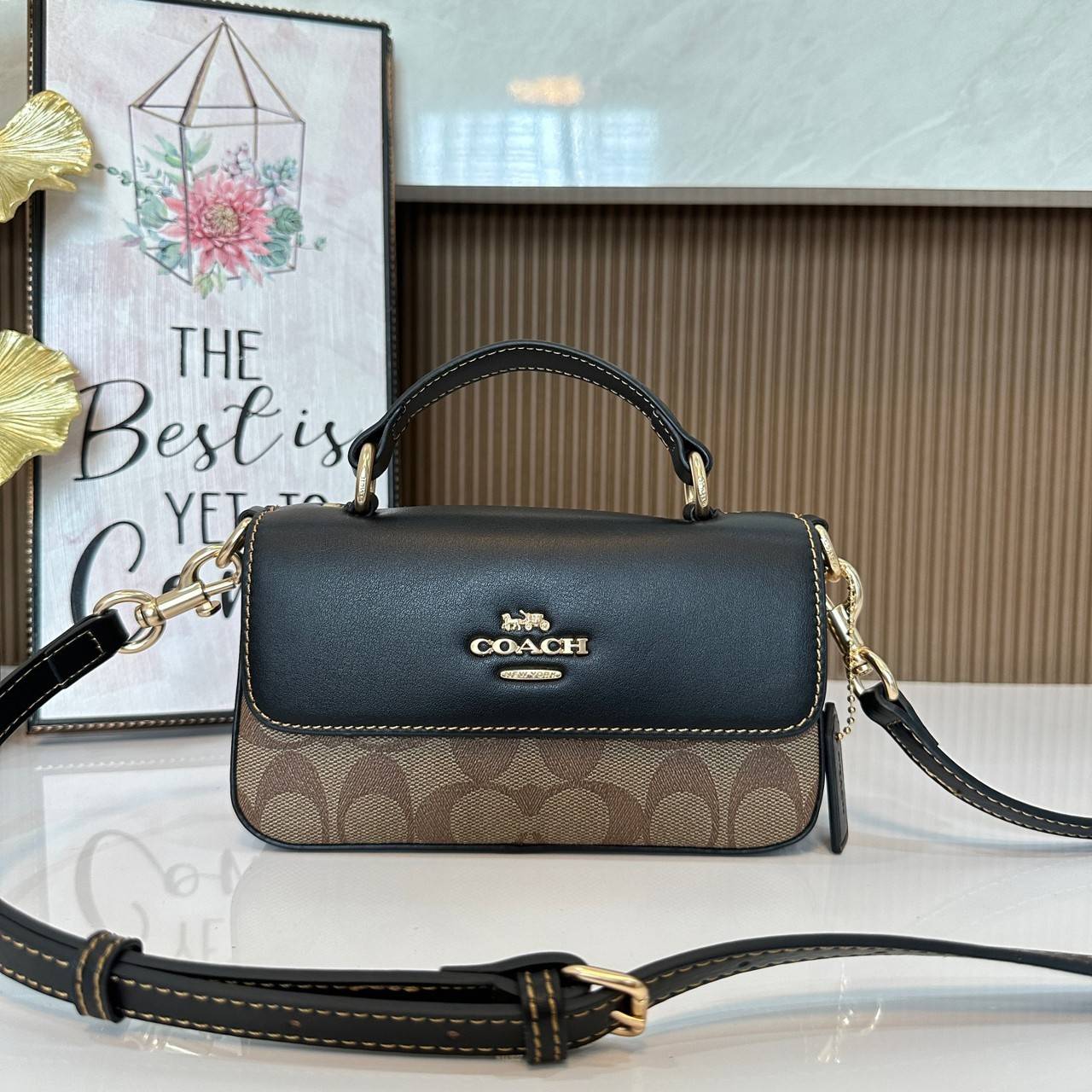 Coach Mini Josie Top Handle Crossbody In Blocked Signature Canvas (cc340) ใหม่ล่าสุด กระเป๋าสะพายหรือถือใบเล็กกระทัดรัด วัสดุหนังตัดขอบหนังแท้ ภายในช่องโล่งกว้างสามารถใส่โทรศัพท์ iPhonePro max ได้ มีช่องใส่บัตรเครดิต 2 ช่อง เปิดปิดด้วนกระดุมแป๊ก ซับในผ้า 