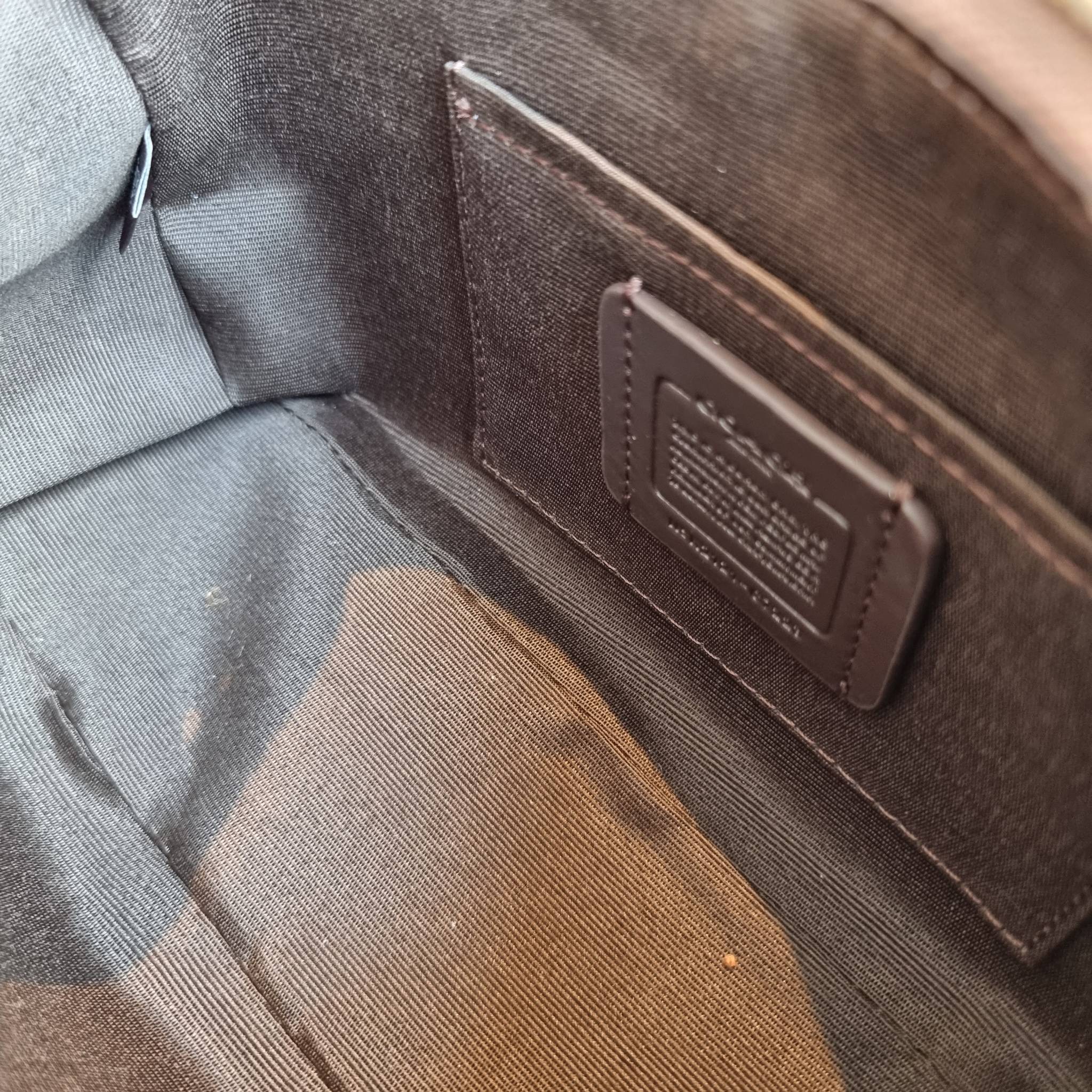 COACH C7223 PENNY SHOULDER BAG 25 IN SIGNATURE CANVAS คอลเลคชั่นเพนนีสุดคิ้วท์ ในรูปแบบของกระเป๋าสะพายไหล่กึ่งทรงพอช พร้อมเสิร์ฟความสวยถึงบ้านไปเลย!! ด้วยดีไซน์คลาสสิคย้อนยุค ที่แอบแฝงความเรียบหรู มาพร้อมสายสะพาย 2 เส้น เป็นสายคล้องมือและสายสะพายครอสบอดี้