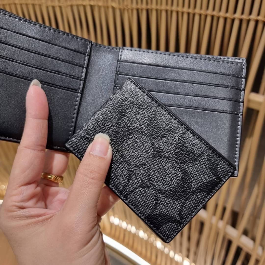 COACH DOUBLE BILLFOLD WALLET IN SIGNATURE CANVAS WITH WOLF MOTIF F31522 WITH GRAFFITI F37333 น้องชายสุดหล่อมาแล้ววว!! 😎 กระเป๋าสตางค์ใบสั้น เอาใจหนุ่มๆ ดีไซน์รูปหมาป่า สุดเท่ ด้านในกระเป๋าเป็นหนังแท้ มีช่องใส่บัตรเยอะ ใส่ธนบัตรได้ทุกชนิด และมี kee