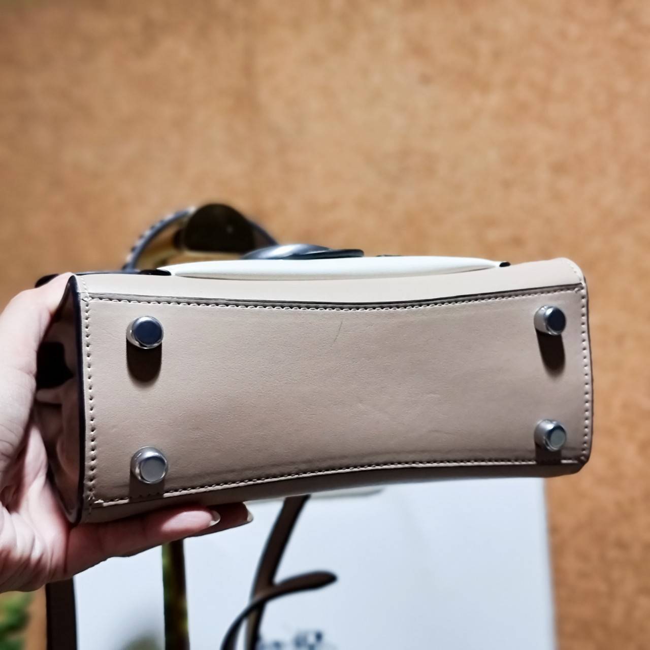 OUTLET 】COACH TABBY TOP HANDLE 20 LEATHER BAG หรูหรามากๆค่ะ สินค้าแนะนำ!! กระเป๋าถือ//สะพายข้างได้ วัสดุหนังแท้อย่างดี หนึ่งใบทำหนัง2แบบได้อย่างลงตัว สวยงาม มีอะไหล่ตัวC ใหญ่ด้านหน้าโดดเด่นหรูมากๆค่ะ 🔺เปิดปิดแบบกดล็อค ภายในมี2ช่องสำหรับใส่ของ สามา