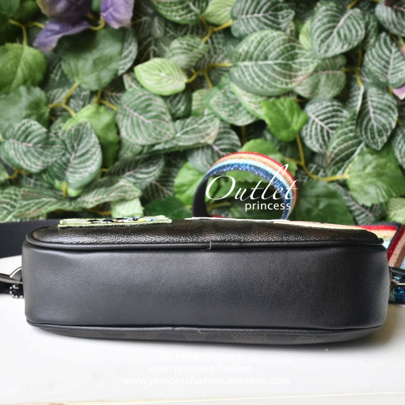 COACH MINI CROSSBODY MINNIE POUCH BAG กระเป๋าสะพาย size mini 2 zip วัสดุหนังลาย signature แต่งลาย minnie เพิ่มความน่ารัก limited edition เปิด - ปิดด้วยซิป แบ่ง 2 ช่องใหญ่ ภายในโล่ง ใส่ wallet กลาง มือถือได้ทุกรุ่น และของใช้จุกจิก พร้อมสายยาวถอด ปรับได้ค่ะ