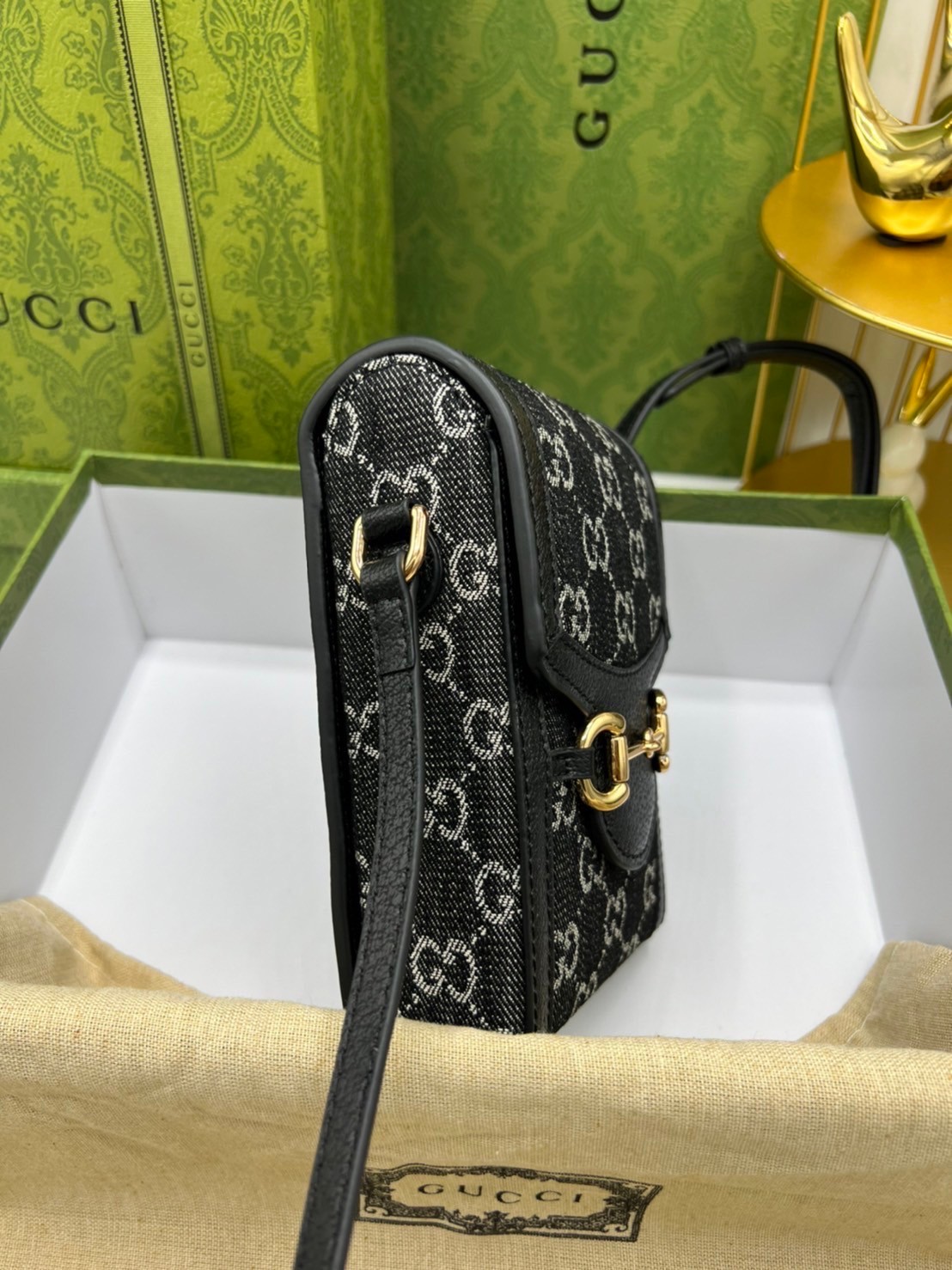 Gucci Horsebit 1955 mini bag / Gucci Phone Bag เกรดใช้งานสลับใบจริงได้ ออริจินอล รุ่นยอดฮิต ไซส์มินิ ที่ใครๆก็ต้องรู้จัก!! กับกระเป๋าขนาดมินิ ได้รับแรงบันดาลใจมาจากดีไซน์ดั้งเดิม ซึ่งแอคเซสเซอรี่นี้โดดเด่นด้วยรายละเอียดดั้งเดิมที่ทันสมัยโดยเน้นที่ฮอร์สบิต
