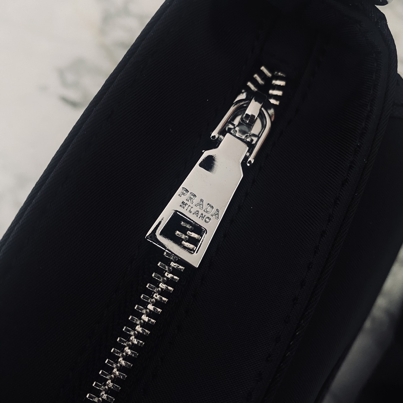 Prada Re-Nylon Messenger Crossbody Bag กระเป๋าสะพายทรงแมสเซ็นเจอร์ รุ่น Unisex ใช้ได้ทั้งชายหญิง รุ่นยอดนิยมดีไซส์เรียบง่าย โทนสีดำคลาสสิกเข้าได้กับทุกลุค