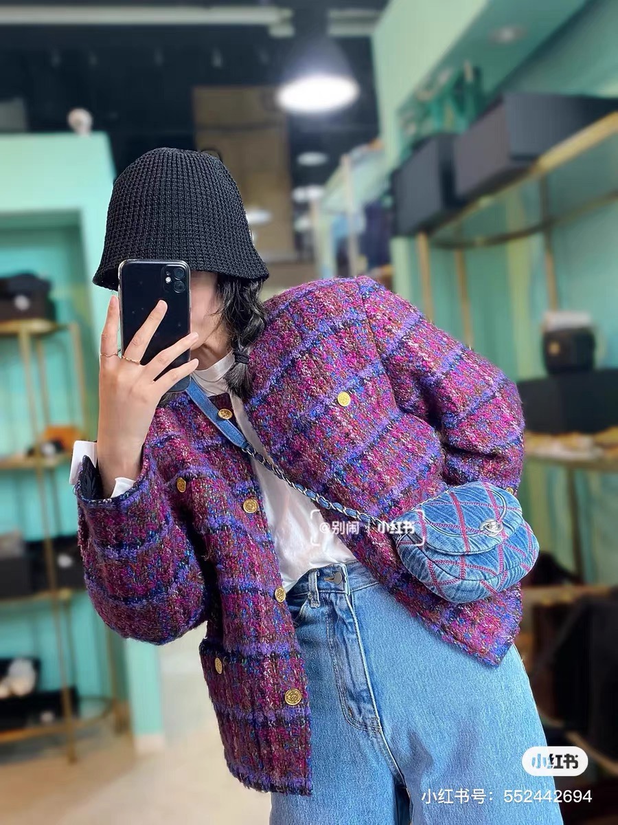 CHANEL 2022 COCO BEACH Denim Saddle bag / CHANEL Mini Flap Bag Denim Pearl Silver งานเดนิมน่ารักๆแบบเท่ๆ ไปเลยค่า พร้อมส่งที่ไทย จำนวนจำกัด สินค้าต้องมีติดตัวเลยค่าา! กระเป๋าคล้องไหล่หรือสามารถสะพายแบบครอสบอดี้ร์ได้ วัสดุเดนิมทั้งใบ สายสะพายแบบโซ่สวยงาม ข