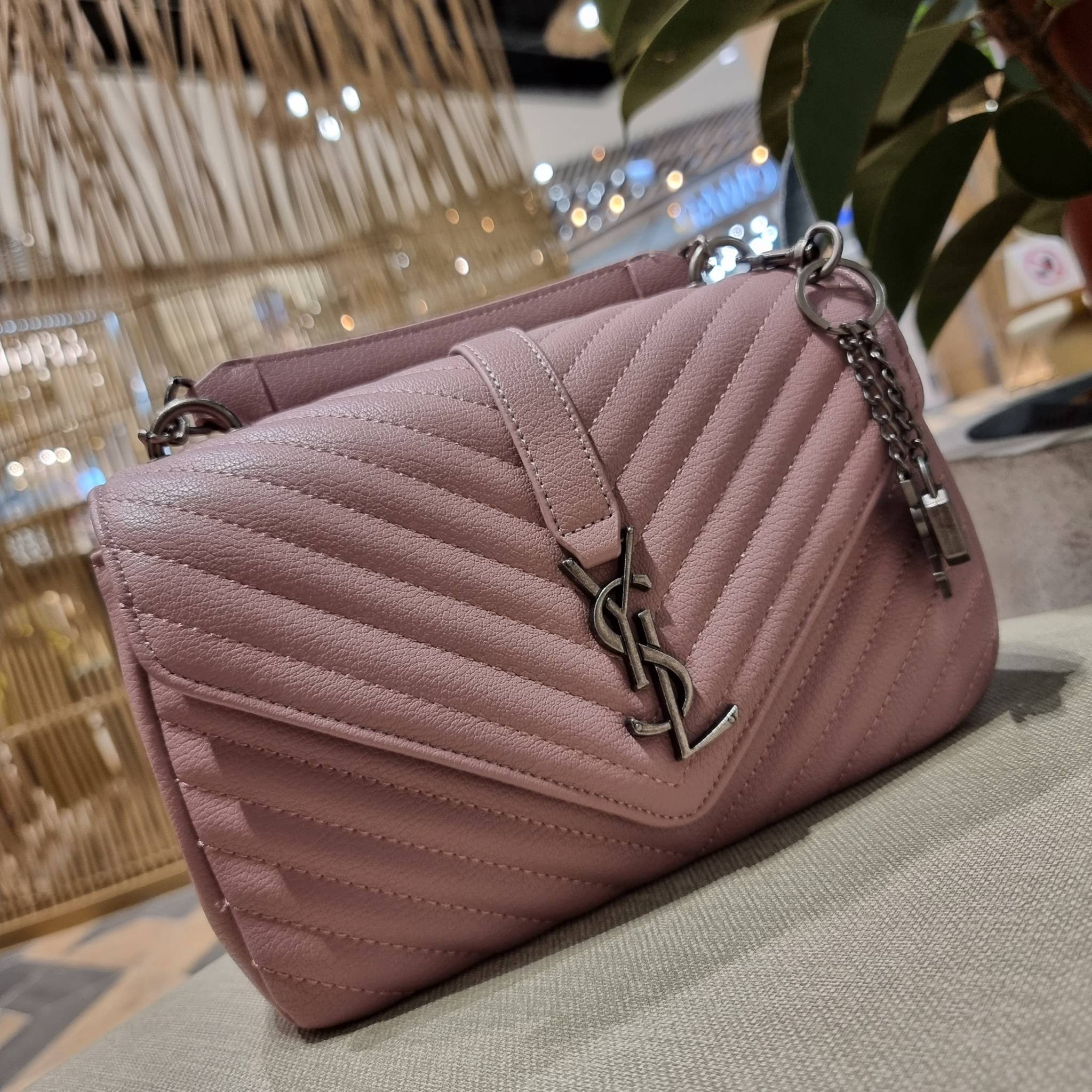 Yves Saint laurent crossbody boutique vip bag กระเป๋าสะพายไหล่ ดีไซน์ทรงสวยหรู พิเศษ แถมฟรี พวงกุญแจห้อยโลโก้ ดูแพงไปหมดจริงๆไอเท็มนี้ วัสดุหนังสังเคราะห์ลายคาร์เวีย เปิด-ปิดด้วยกระดุมแม่เหล็ก ภายในโล่งกว้าง แบ่งสัดส่วนไว้อย่างดี มาพร้อมหูจับในตัว และสายส