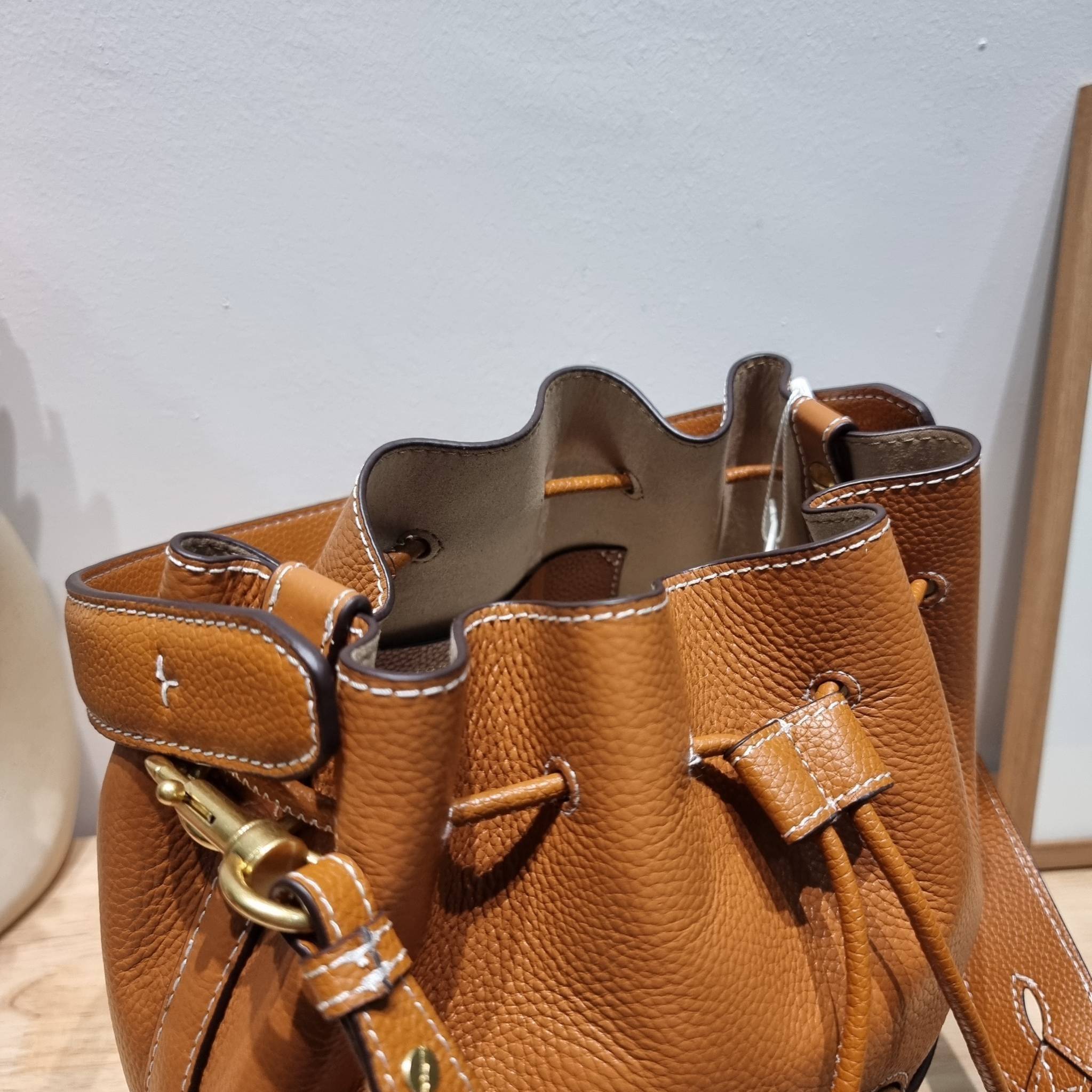 TORY BURCH MILLER BUCKET BAG / Tory Burch Bag รุ่นยอดนิยม สวยหรู ดูผู้ดี กับกระเป๋าสะพายบัคเก็ตใบใหญ่ โดดเด่นด้วยโลโก้สีทอง รูปทรงคลาสสิค