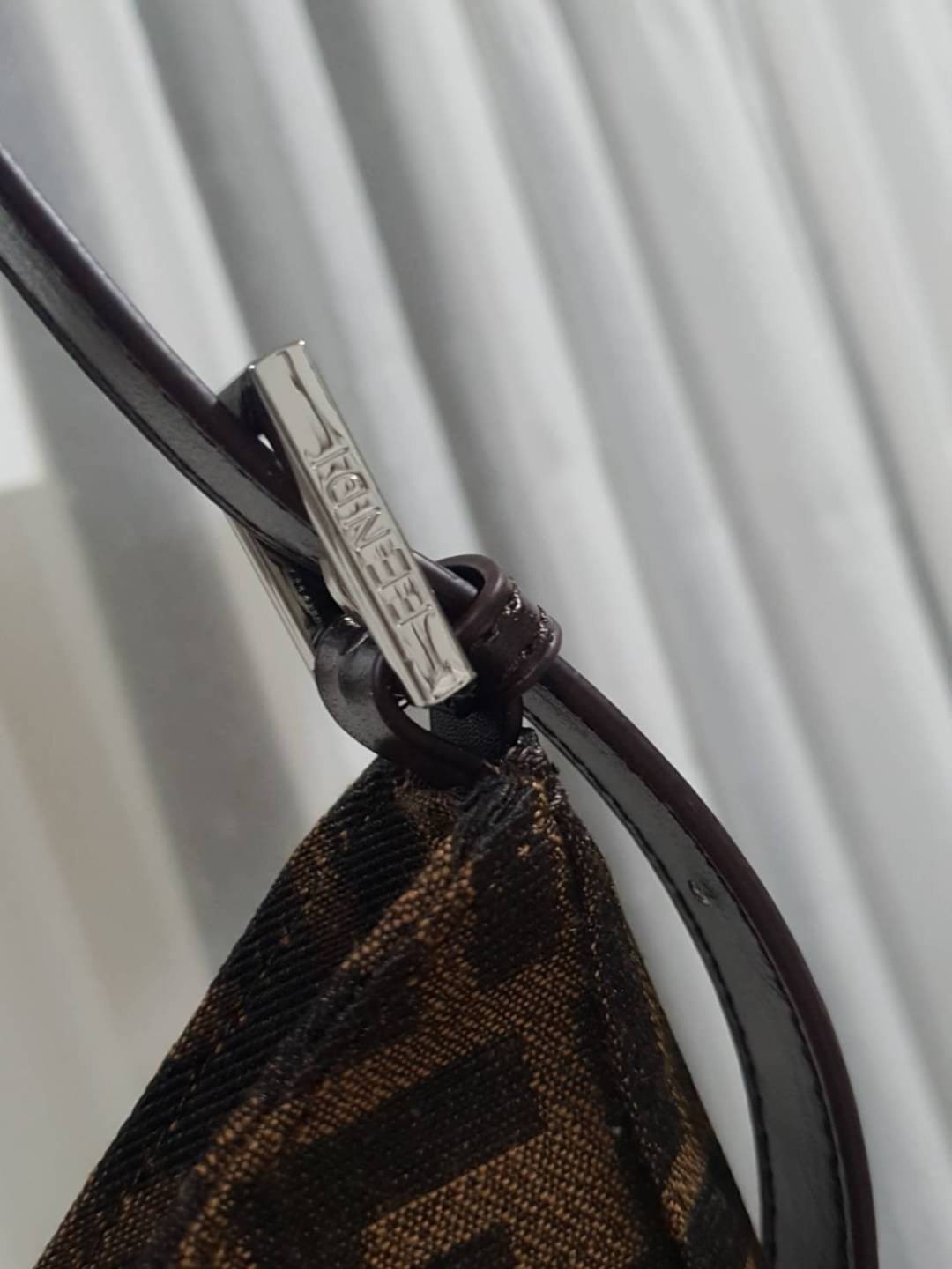 รุ่นใหม่แนะนำ!! FENDI BAGUETTE BROWN FABRIC BAG (GWP) พรีเมี่ยมกิ๊ฟ Limited Edition จาก FENDI วัสดุ CANVAS พิมพ์ลายแบรนด์ เปิดปิดด้วยฝาปิดกระดุมแม่เหล็ก ภายในมีช่องใส่ของแยกสองช่องใหญ่ พร้อมช่องซิปอีกช่อง สามารถใส่กระเป๋าสตางค์ยาว iphone เงิน ของจุกจิกได้