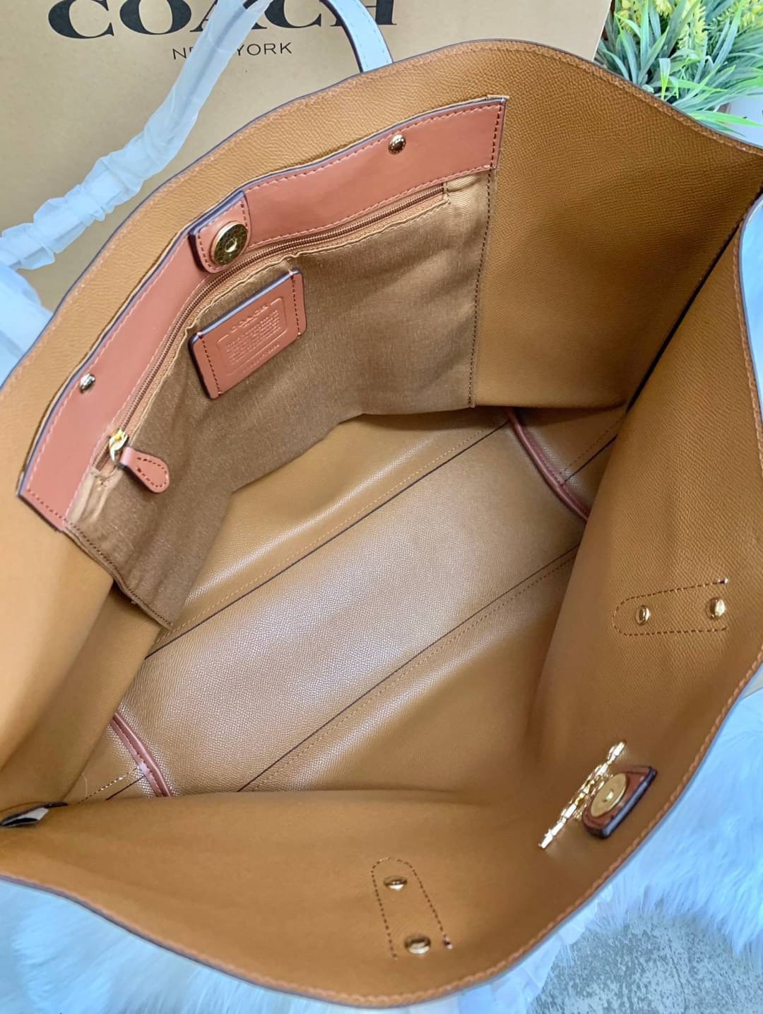 COACH TOWN TOTE SIGNATURE BAG((76636)) พร้อมส่งอีกครั้ง! กระเป๋าใบใหญ่หนังแท้ สวยงามค่ะ ป้ายอะไหล่แบรนด์แบบโลหะสีทองสวยหรูมากๆ เปิดปิดกระเป๋าแบบกระดุมแม่เหล็ก ใช้งานง่าย ภายในกว้างมากๆค่ะบอกเลย สาวๆที่สัมภาระเยอะหายห่วงค่ะ พร้อมช่องกระเป๋าซิปให้ใส่มือถือห