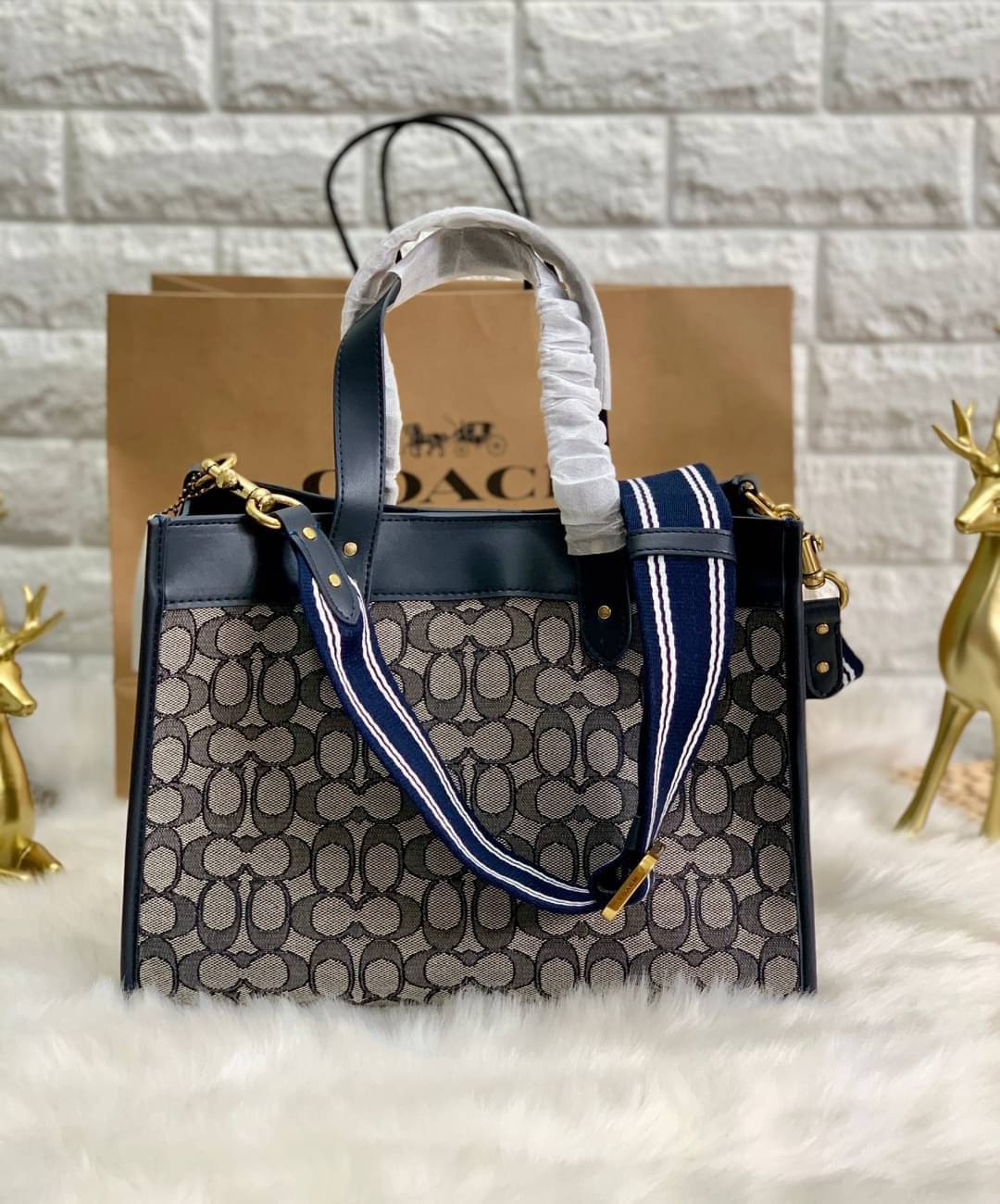 สวยๆ เคลียสต๊อค มีไม่มากจร้าา! COACH TOTE FIELD JACQUARD BAG ((C3282)) กระเป๋าหิ้ว//สะพายข้าง JacquardลายC+หนังแท้ สวยงามลงตัวมากๆค่ะ ปากกระเป๋าเปิดปิดแบบกระดุมแม่เหล็ก ภายในกว้าง สาวๆทีาสัมภาระเยอะบอกเลยเหมาะมากค่ะ