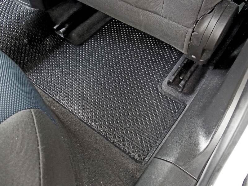 พรมปูพื้นรถยนต์ CHEVROLET CRUZE (5ชิ้น) กระดุมเม็ดเล็กรีดขอบ สีดำ