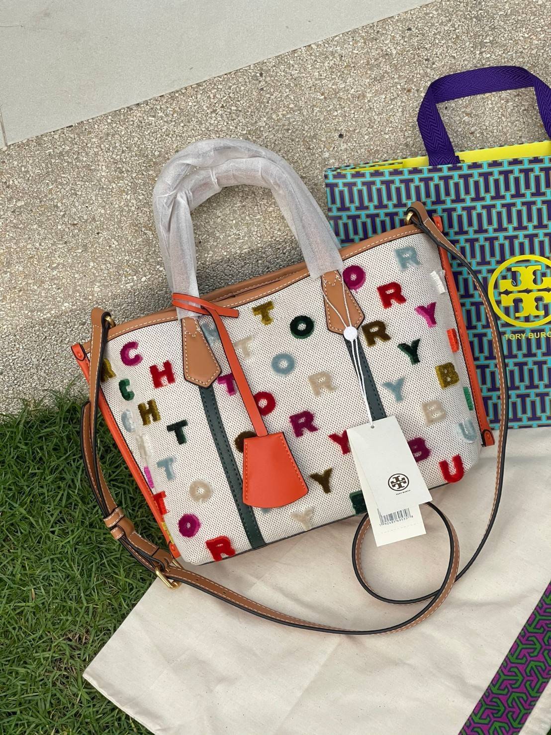 ของแท้ 💯% Tory burch perry coupe small triple-compartment tote bag เปลี่ยนบรรยากาศมาพักผ่อนแบบ Staycation สร้างสีสันให้วันพักร้อนสไตล์สาว Tory Burch กระเป๋าหลากสีสัน
