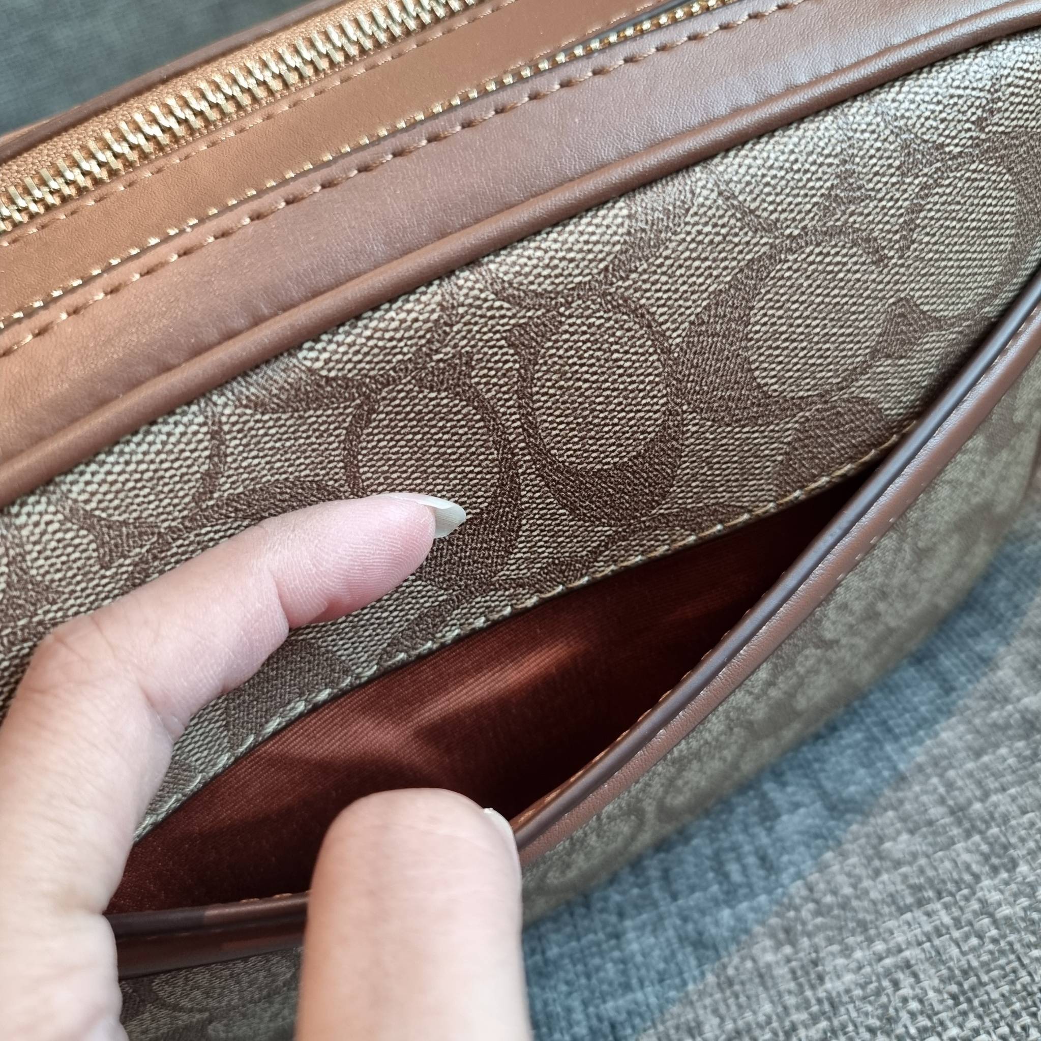 OUTLET 】COACH F68168 JES CROSSBODY IN SIGNATURE CANVAS รุ่นยอดฮิต!! กระเป๋าสะพายข้าง รุ่น 2 ซิป ใบใหญ่จุใจ สีคลาสสิคขายดี!! วัสดุหนังแคนวาสเคลือบลาย เปิด-ปิดด้วยซิป 2 ช่องหลัก ใช้งานง่าย ทรงสวยมากๆรุ่นนี้ มาพร้อมสายสะพาย crossbody ปรับได้ตามตัว ภายในใส่ขอ