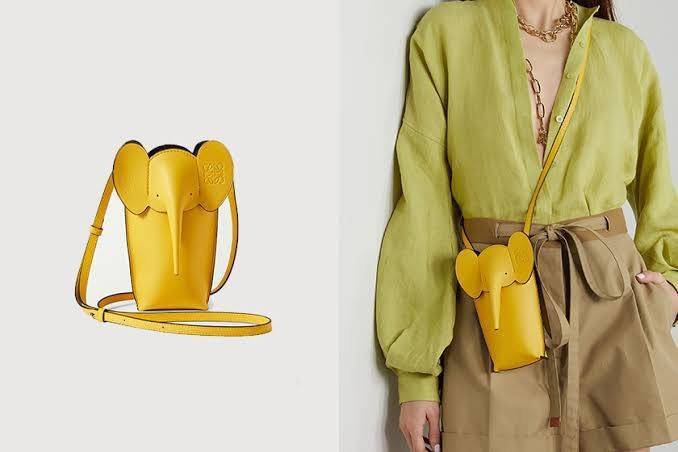Loewe Leather Elephant Phone Holder แบรนด์หรูจากประเทศสเปนอย่าง โลเอเว่ (LOEWE) หลายๆคนคงนึกถึงกระเป๋ารูปทรงช้างขนาดเล็ก ที่เป็นเหมือนหนึ่งในซิกเนเจอร์ของแบรนด์ มีทั้งแบบสะพายข้าง แบบถือ รวมไปถึงในแบบเครื่องหนังชิ้นเล็กอย่างกระเป๋าใส่มือถือรุ่นนี้ ผลิตจาก