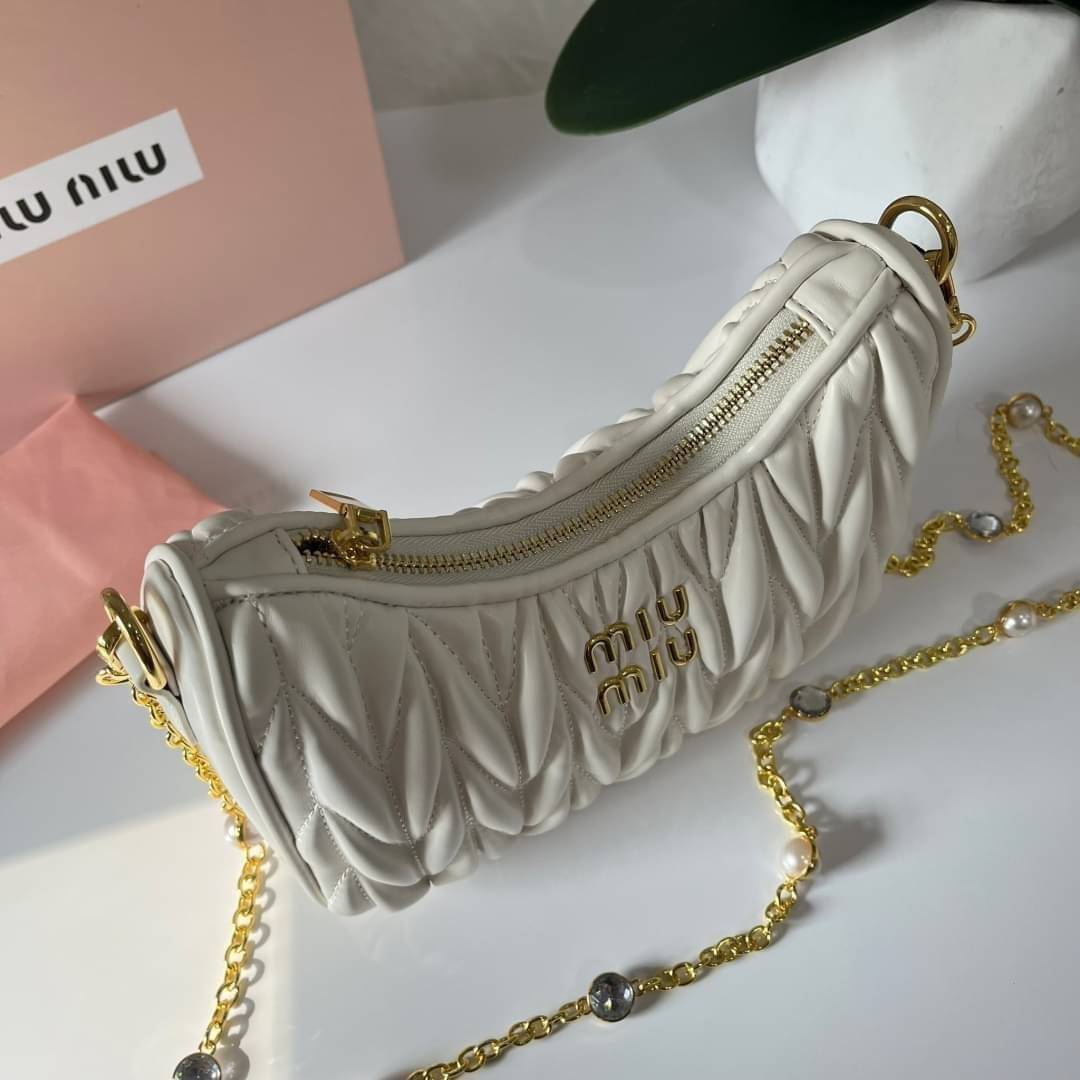 MIU MIU matelasse nappa leather shoulder bag กระเป๋าสะพายข้าง สายสะพายประดับไข่มุกและคริสตัล ให้ความละมุม ลุคคุณหนูน่ารักสุดๆคะ