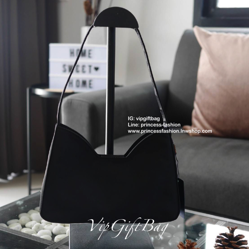 สไตล์คล้องแขนรุ่นใหม่ จากแบรนด์ Prada ขนาดกะทัดรัด แต่ใส่ของได้เยอะคะ ใสกระเป๋าตังยาว ได้สบายๆคะ จะคล้องมือ คล้องแขน สะพายไหล่ แบบไหนก็สวยหรูเหมือนกันคะ ทรงออกแบบมาเพื่อ สาวๆเลยคะ สวยหรูดูแพงมากคะ ทางร้านคอนเฟริมเลยคะ ด้านข้างมีโลโก้แบรนด์ สะดุดตา ดูแพงมา