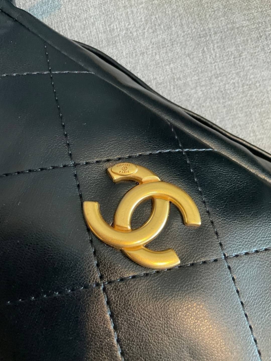 Chanel Hobo Bag รุ่นใหม่ล่าสุด ทรงที่สาวๆรอคอย CHANEL LEATHER TOTE BAG ทรงสวยเรียบหรู เนื้อหนาดีมาก อะไหล่ทองวินเทจ ประดับโลโก้แบรนด์สุดหรู