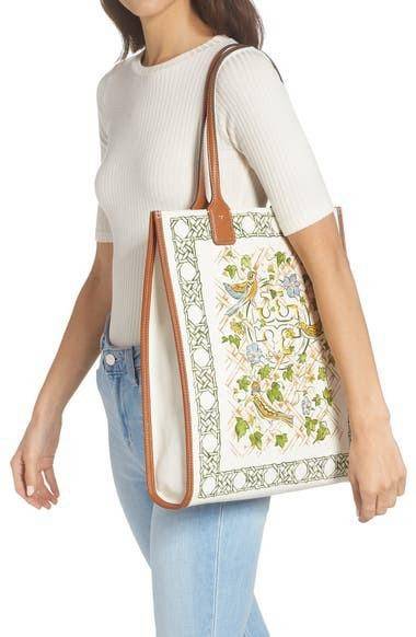 ของแท้ 💯% 】Tory Burch Ella Printed Canvas Tall Bag กระเป๋าถือ วัสดุผ้า Canvas ทรงสูง ประดับลายแบรนด์ เปิด-ปิดด้วยแม่เหล็ก ด้านในโล่ง มี1ช่องซิป และ1ช่องเล็ก ใส่ของจุกจิก น้ำหนักเบา จุของได้เยอะ คุ้มสุดๆไปเลยค่า