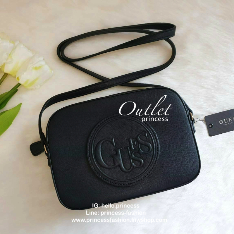 GUESS ANGELEA LOGO CROSSBODY กระเป๋าสะพายหนังซาฟิโน่ทรงตั้งสวย ด้านหน้าติดโลโก้แบรนด์ทรงกลมนูน เปิดปิดด้วยซิป ด้านในโล่งกว้าง มีช่องซิปเล็ก สามารถใส่กระเป๋าสตางค์ใบยาว มือถือ ของจุกจิกได้เยอะ ขนาดกำลังดี สะพายได้เท่ห์ๆเข้าได้กับทุกชุดเลยนะคะ