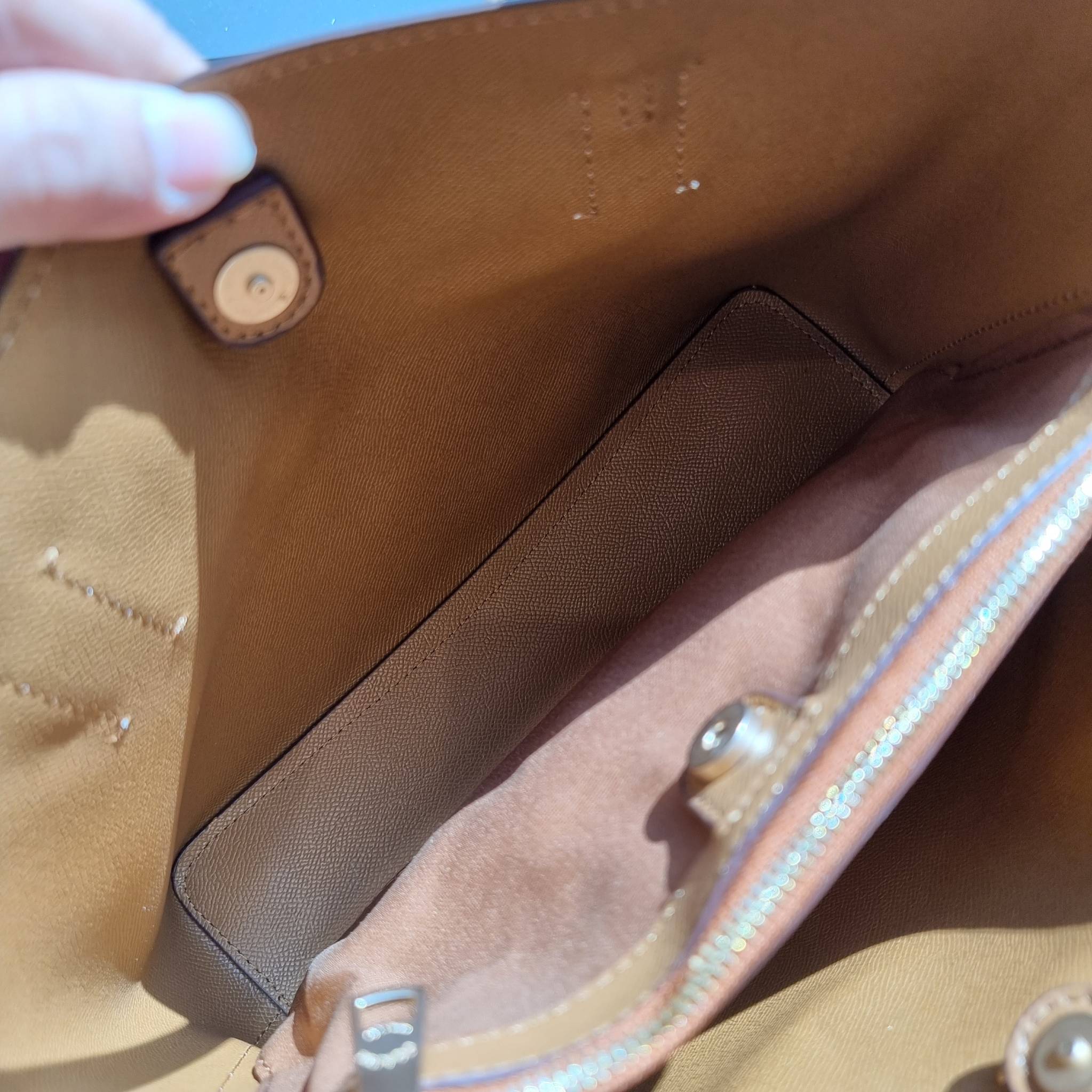 OUTLET 】COACH 73293 MINI AVENUE CARRYALL IN SIGNATURE CANVAS กระเป๋าสะพายรุ่นคลาสสิค คัมแบคแล้วจ้าแม่!! ไซส์กำลังสวย วัสดุหนังแคนวาสคุณภาพดี ด้านข้างเก็บทรงได้ เปิด-ปิดด้วยกระดุมแม่เหล็ก ใช้งานง่าย มีช่องซิป ใบนี้เห็นเล็กๆ แต่จุได้เยอะพอสมควรเลยน้า ɣ