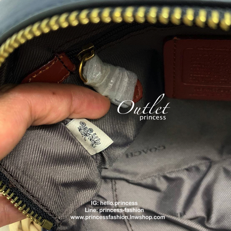 COACH SIGNATURE CROSSBODY BOX BAG ((F31208)) 🔺สินค้าขายดี กระเป๋าสะพายวัสดุหนังแท้ จาก coach factory outlet หนังนิ่ม ทรงสวย ตัวกระเป๋าลายแบรนด์ ตัดขอบหนังเรียบได้สวยงามค่ะ ด้านหน้า-หลัง มีช่องสำหรับใส่ของ เปิดปิดกระเป๋าแบบซิป ที่จับเป็นพวงหนังอะไห