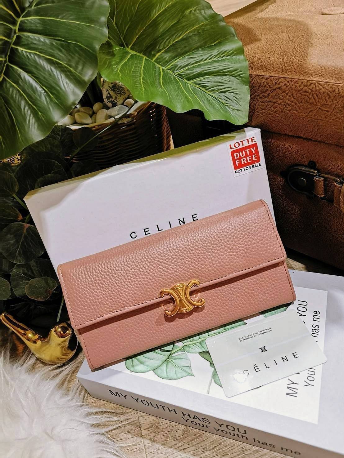 CELINE LONG WALLET BAG VIP วัสดุหนังแท้เทคเจอร์สวยอยู่ทรงมีโลโก้ด้านหน้า ภายในมีช่องใส่บัตรหลายช่อง มีช่องซิปใส่เหรียญ หัวซิปแบรนด์อะไหล่ทอง มีช่องใส่ธนบัตรหลายช่องเเยกเป็นสัดส่วน ใส่แบงก์พันได้ ใส่มือถือ iphone ได้ ภาพถ่ายจากสินค้าจริง! มาใน Original Pac