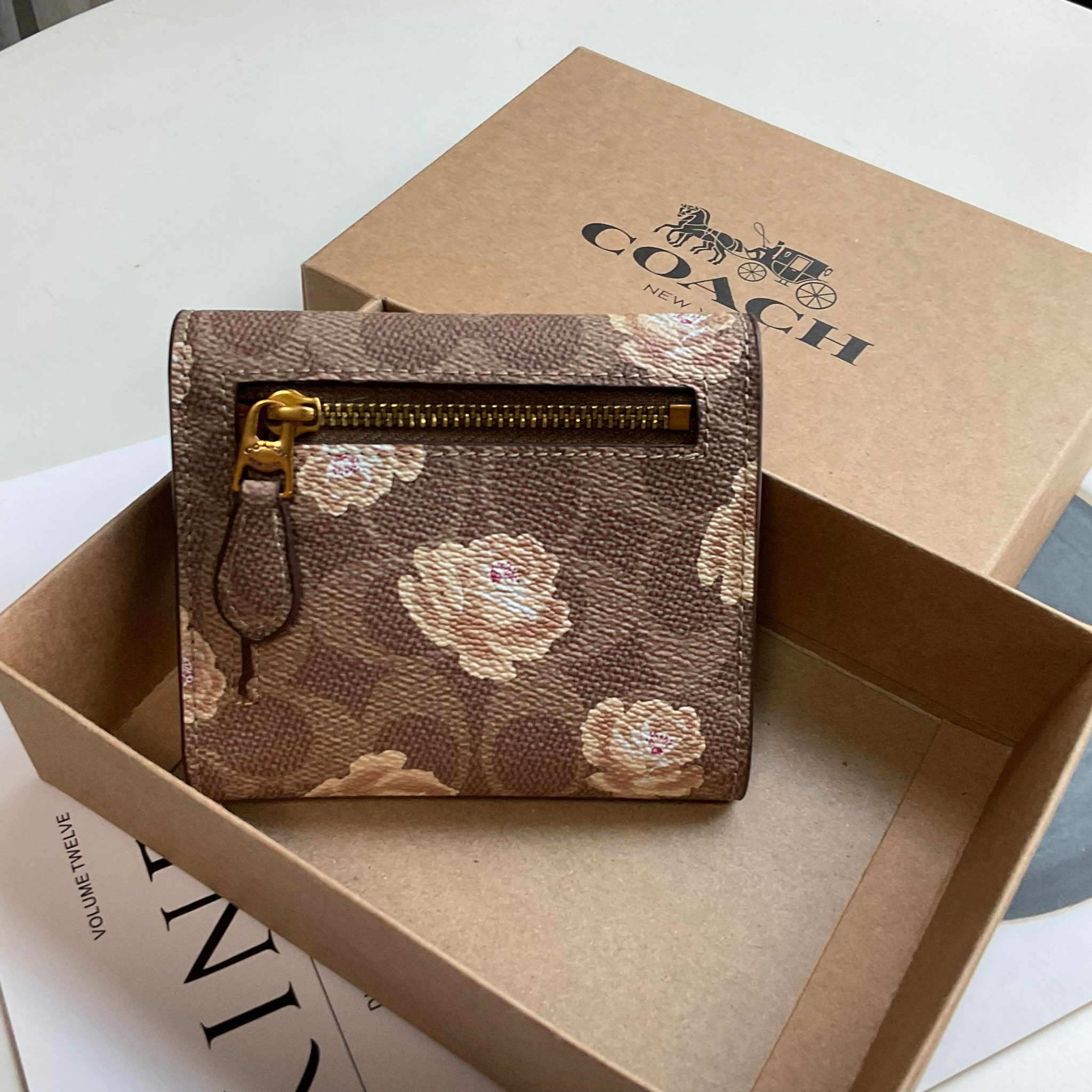 COACH SMALL WALLET IN SIGNATURE CANVAS กระเป๋าสตางค์ใบสั้น แบบพับสองตอน หน้าจดหมาย เปิดปิดด้วยกระดุมปั้มแบรนด์ ด้านในมีช่องใส่บัตรหลายช่อง และช่องใส่ธนบัตร ด้านหลังมีช่องซิปเหรียญอีกหนึ่งช่อง น้ำหนักเบา พกพาสะดวก มีให้เลือกหลายสี ห้ามพลาดค่ะ!