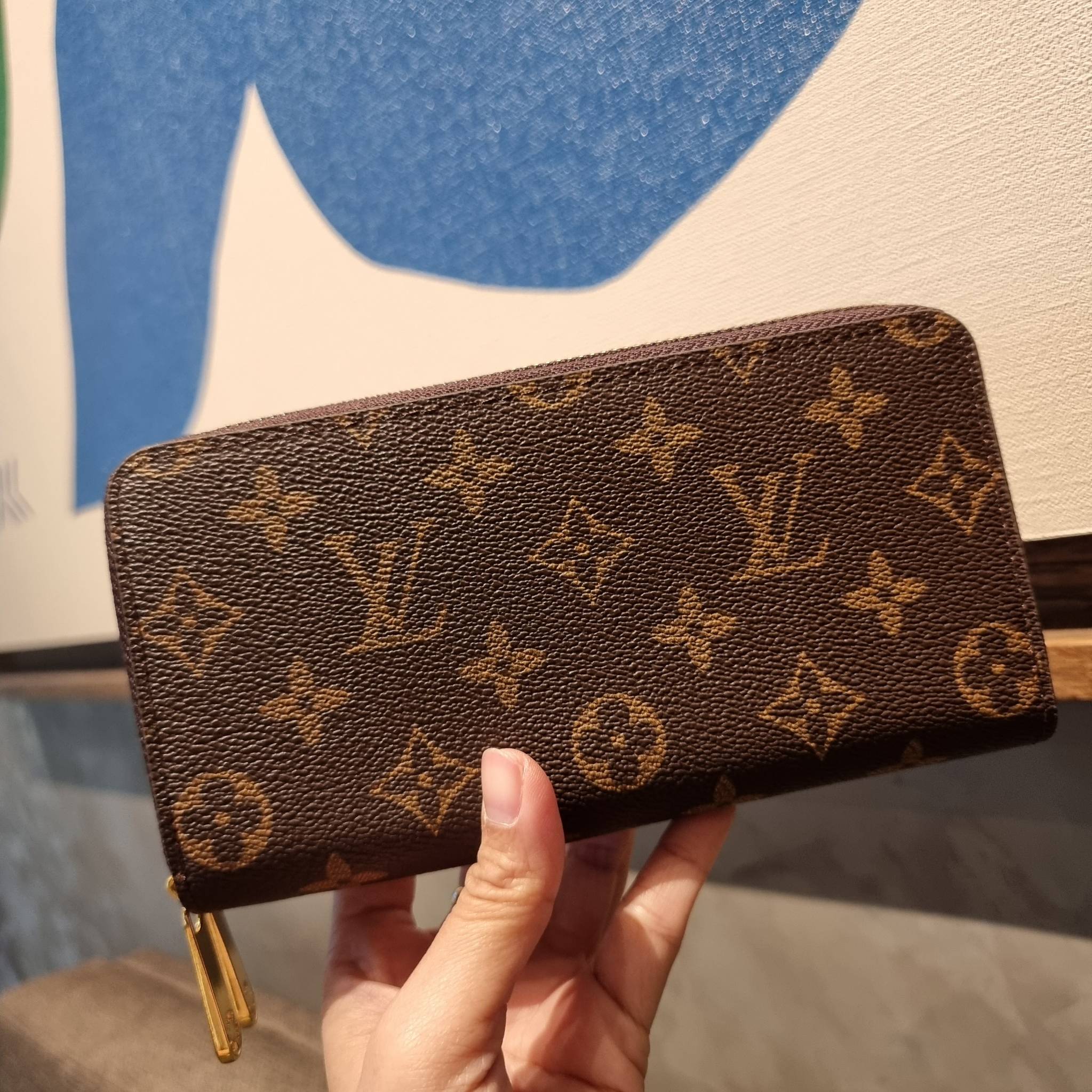 2ซิปก็ต้องมาแล้วแหละ!! IN STOCK แล้ว!! ด่วน!! เตือนแล้วน้า!!! LV long wallet ไอเท็มสุดฮิต ติดทุกกระแส แรงไม่เคยตก รุ่น unisex ที่จะหนุ่มๆสาวๆ ก็เลิฟได้หมด!! ใบยาวขนาดกำลังเหมาะมือ รอบนี้คือดี คุ้ม เพราะมาสองซิป ใส่กันแบบเน้นๆ เงินตุงกระเป๋ารับทรัพย์!! ถือ