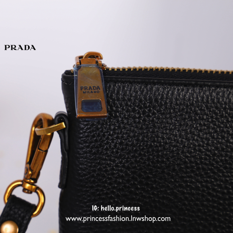 Prada leather top zip clutch pouch handbag สินค้า Premium gift จากเค้าเตอร์แบรนด์ต่างประเทศแท้ 100% กระเป๋า Clutch Prada หนังนิ่มน่าใช้มากค่ะ ดีไซน์เรียบหรู ด้านหน้ามีโลโก้ Prada อะไหล่ทองสวยดูเข้ากัน ซับในพิมพ์ลายแบรนด์ ด้านในมีช่องใส่บัตร ช่องซิป 1 ช่อง