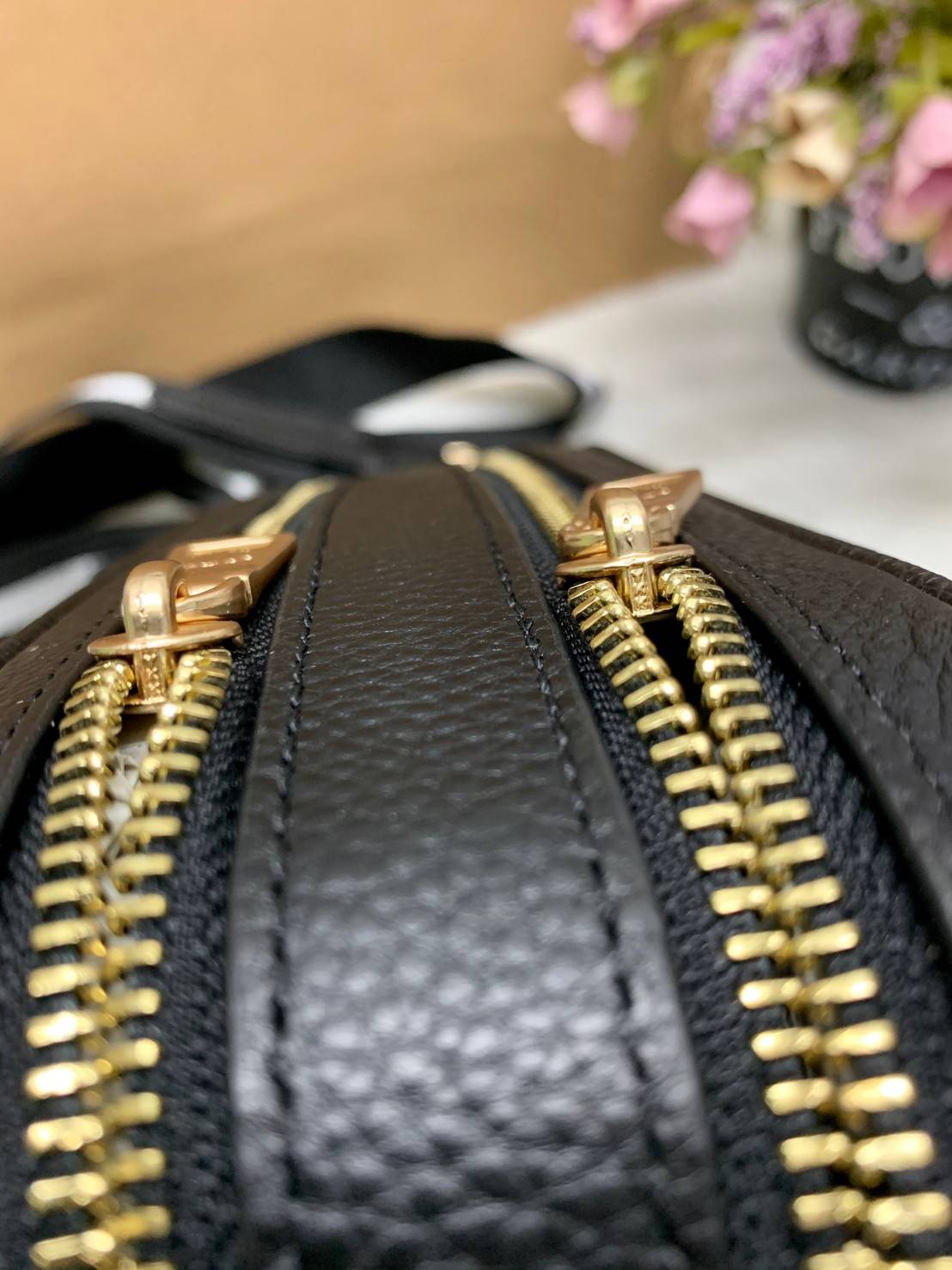 Coach Leather Jes Crossbody in Colorblock ((72704)) กระเป๋าสะพายข้าง//ครอสบอดี้ร์ วัสดุหนังแท้ หนังนิ่มสวยงาม มากๆค่ะ ด้านหน้ามีโลโก้แบรนด์เด่นชัดสะดุดตา ช่องหลักแบ่งเป็น2ซิป แต่ละช่องกว้าง ใส่กระเป๋าเงินใบยาวได้ ของอื่นๆได้จุค่ะ มีช่องเล็กให้ใส่ของจุกจิก