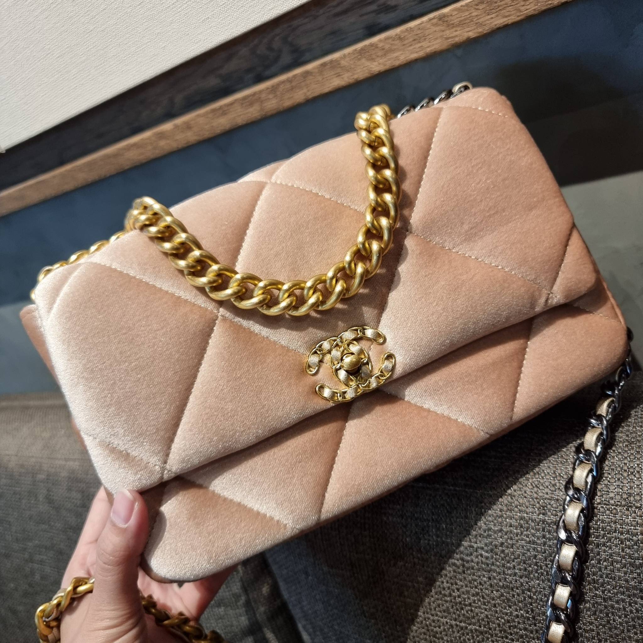 ไม่มองไม่เหลียวไม่ได้แล้ว!! ความหรูที่โดดเด่นจากผ้ากำมะหยี่ สร้างดีเทลผู้ดี ลูกคุณมากๆ Chanel vip boutique กระเป๋าสะพายจาก duty free ในราคาสุดประหยัด!! ดีไซน์เลิศ ตกแต่งด้วยโซ่ทูโทน ลงตัวแบบไม่มีที่ติ เปิด-ปิดด้วยตัวบิดล็อค ภายในโล่งกว้าง ใส่กระเป๋าสตางค์