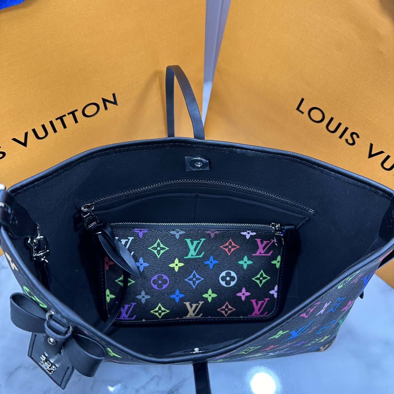 LV x TM CarryAll PM bag Murakami กระเป๋าทรงโท้ทแครี่ออลสุดคลาสสิกแต่งแต้มดีเทลเปี่ยมชีวิตชีวาจากคอลเลคชั่น LV x Murakami ด้วยลายโมโนแกรมสุดไอคอนิกเปี่ยมสีสันใหม่