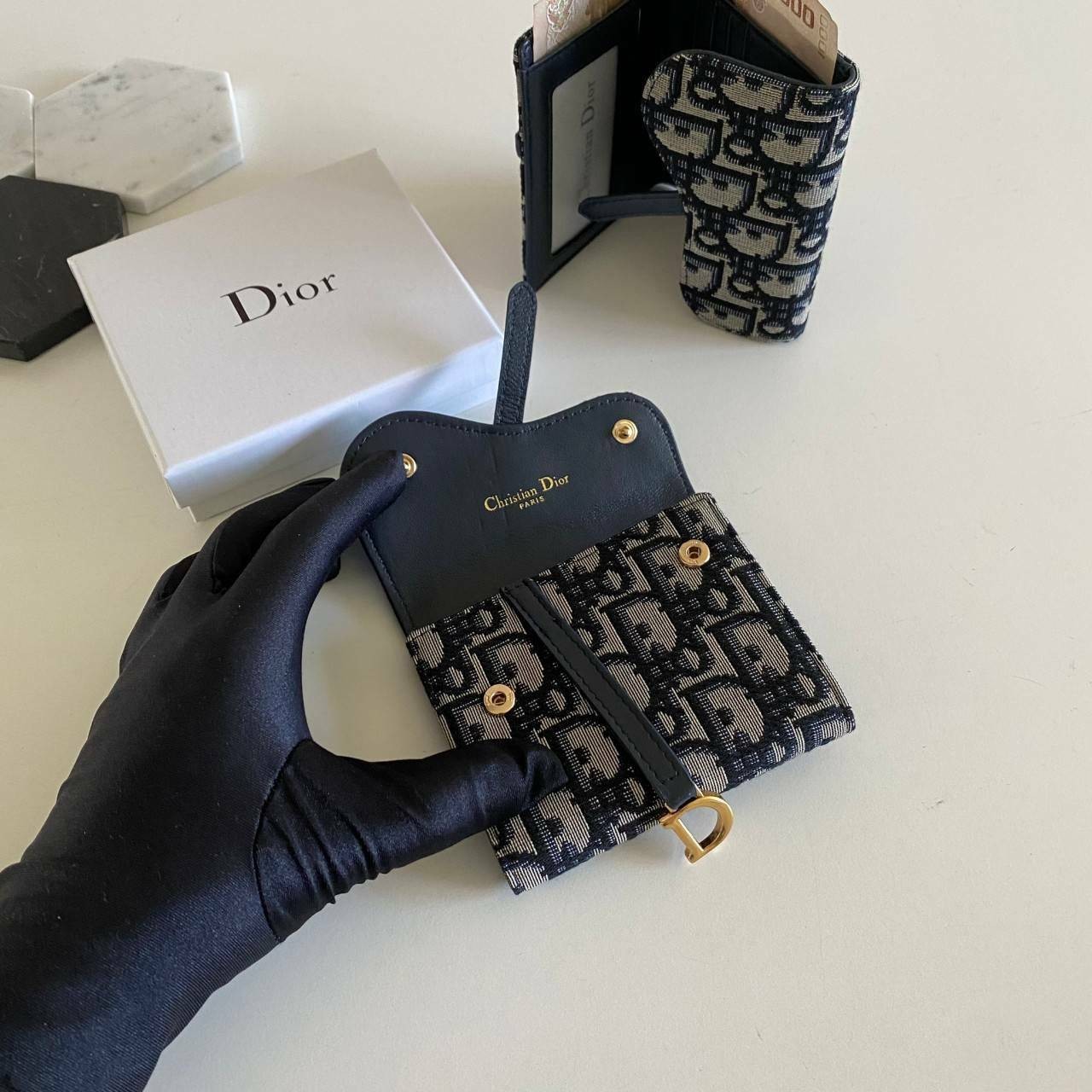 VIP 】DIOR WALLET MONOGRAM กระเป๋าสตางค์ 3 พับ วัสดุหนังแท้ และผ้า Jacquard อย่างดี ทอสวยงามที่สุด ผสมผสานความสง่างามและคลาสสิกที่เข้ากับยุคสมัย ด้านหน้าโดดเด่นด้วยซิกเนเจอร์ของ Christian Dior อะไหล่สีทองอ่อน เงางาม เป็นอีกหนึ่งรุ่นที่ดาราเชเลปใช้กันเยอะมา