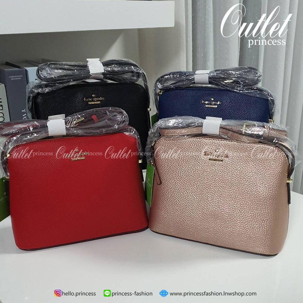KATE SPADE CROSSBODY BAG แบรนด์ดังจากอเมริกาสุดฮิตของวัยรุ่น กระเป๋าสะพาย ขนาดน่ารักกำลังดี เปิดปิดด้วยซิปเดียวด้านบน ภายในมีช่องเล็ก1ช่อง ใส่มือถือได้ทุกรุ่นและกระเป๋าสตางยาวได้ ความยาวสาย 117cm ปรับได้ถึง5ระดับ รุ่นฮิตอีกรุ่นที่ไม่ควรพลาดเลยคร้า