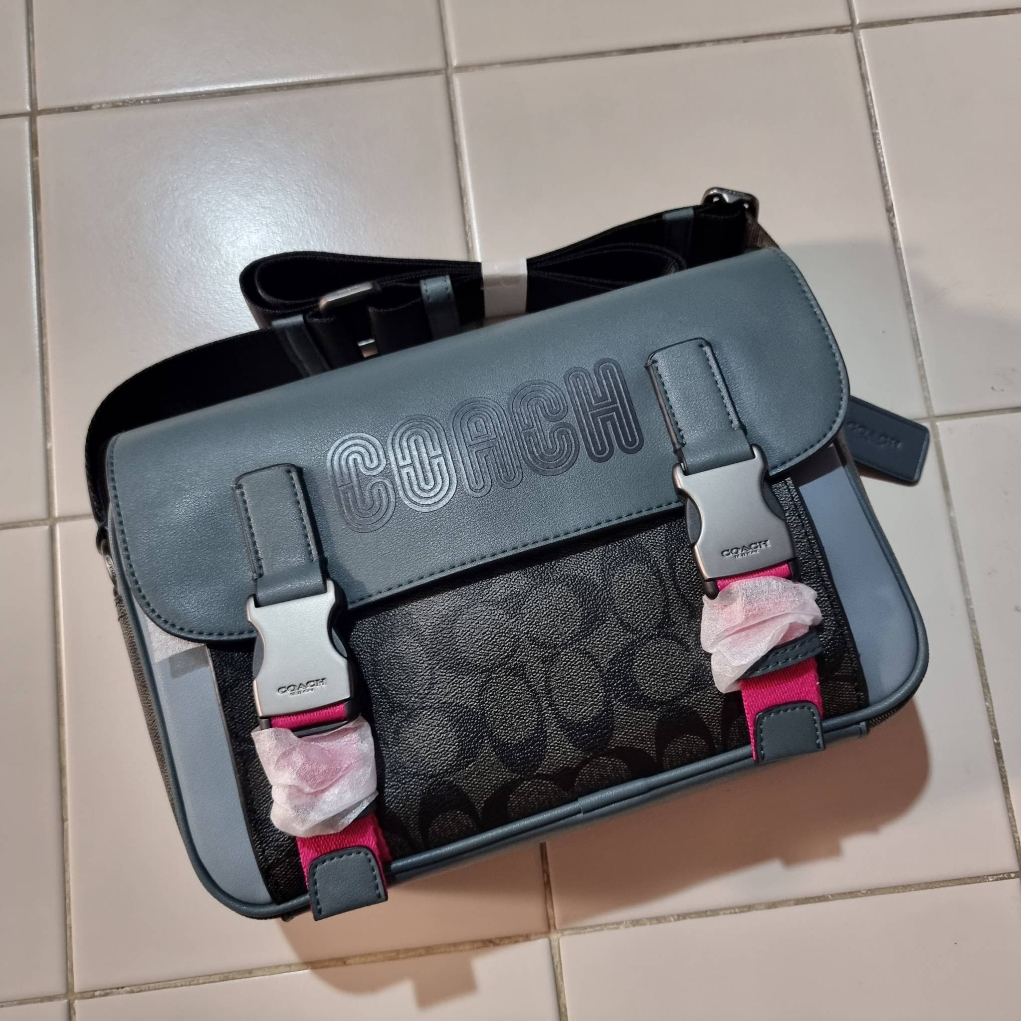 COACH TRACK CROSSBODY IN COLORBLOCK WITH COACH PATCH C6657 C8128 หล่อบอกต่ออีกหนึ่ง กระเป๋าสะพายทรงแมสเซ็นเจอร์ รุ่นเอาใจหนุ่มๆ ที่สาวๆก็อยากใช้!! ด้วยดีไซน์สีคัลเลอร์บล็อคที่โดดเด่น ทำให้ดูน่าใช้งาน วัสดุหนังแท้ สวยคมซ่อนหรู ฝากระเป๋ามีตัวล็อคแน่นหนา เปิ