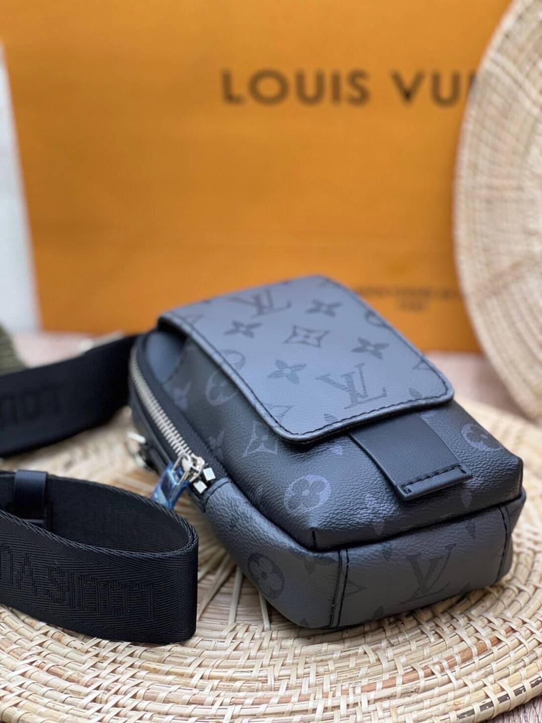 LV Double Phone Pouch NM / LV Phone bag Monogram Eclipse Reverse coated canvas เกรดออริจินอล ใช้ได้ทั้งผู้หญิงผู้ชาย พร้อมส่งที่ไทย ภาพสินค้าถ่ายจากงานขายจริง ใช้งานต่างประเทศได้