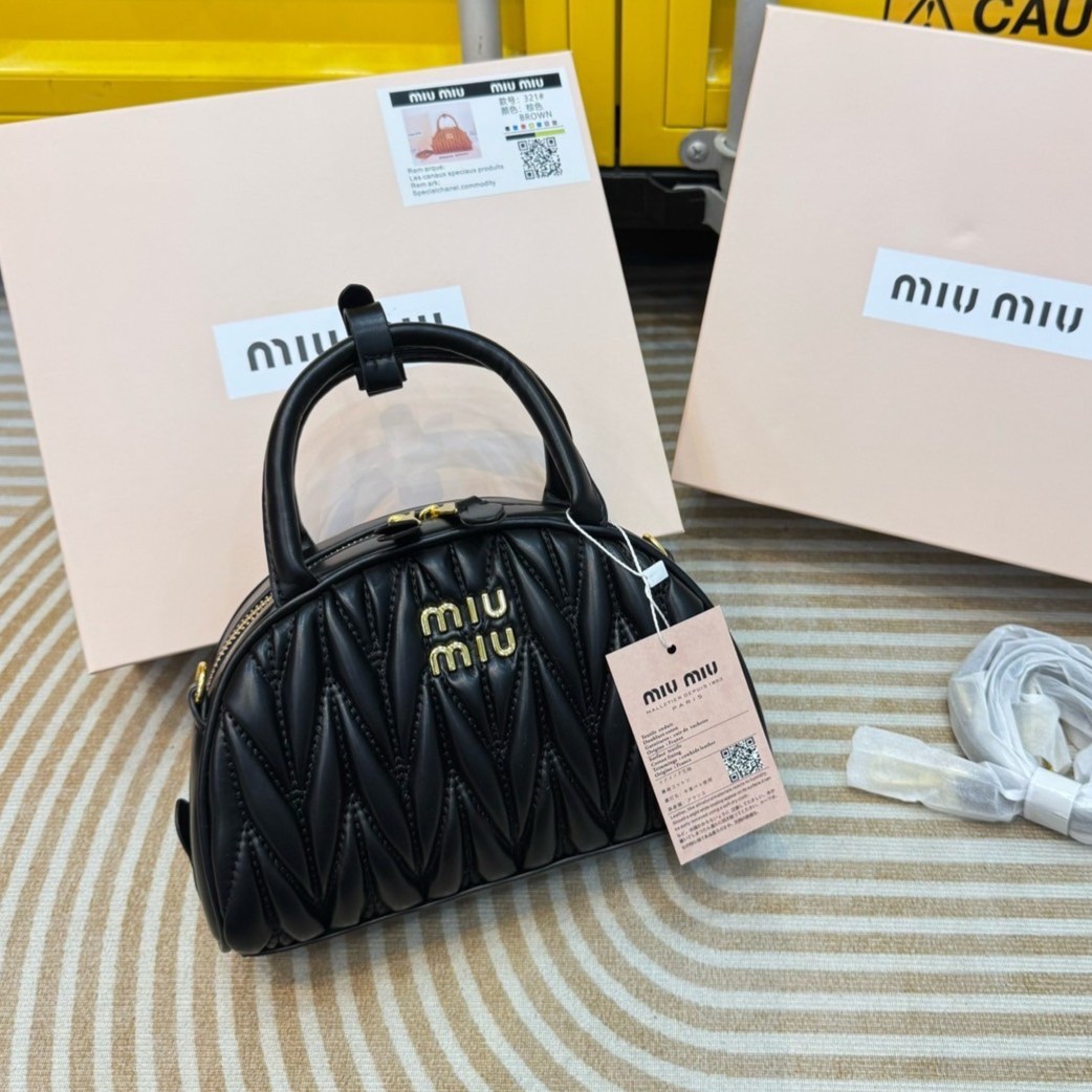MIU MIU Dumplings leather bag กระเป๋าถือ/สะพายสุดชิค ดีไซน์เพิ่มดีเทล ด้วยการเดินด้ายเป็นเอกลักษณ์ สวยดูแพง ดีไซน์เรียบแต่มากมีอยู่จริง สวยดูแพง แมทชุดได้ง่ายสุด มินิมอลมินิใจ หูจับในตัวง่ายและสะดวกพกพา