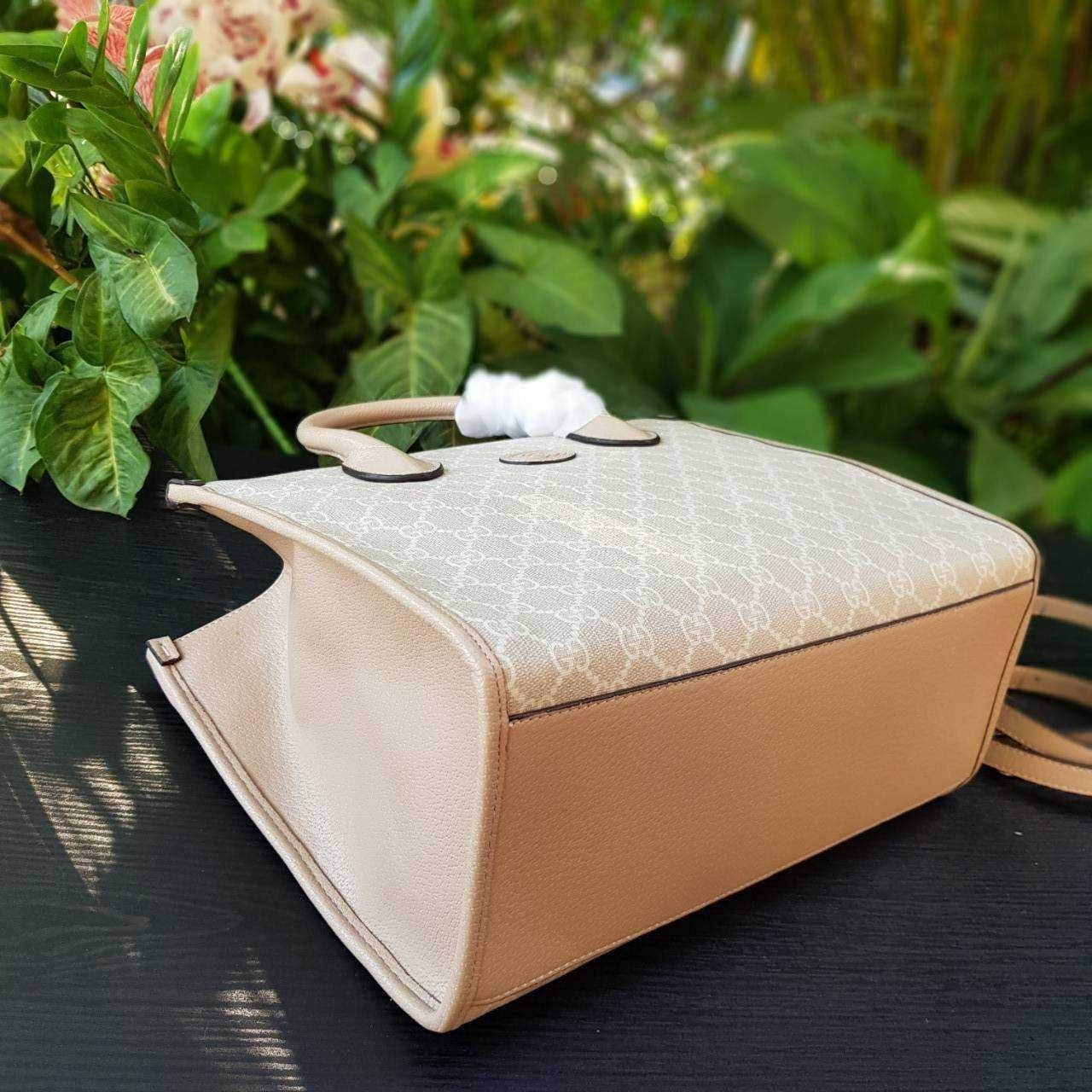 GUCCI Small tote bag with Interlocking G กระเป๋าทรงTOTE ใบใหญ่สุดหรูหรา คลาสสิค จุของได้เยอะ มาพร้อมสายสะพายยาว สามารถถอดเก็บได้ ใช้ได้ทุกโอกาส เป็นอีกรุ่นที่โดดเด่นมากๆ