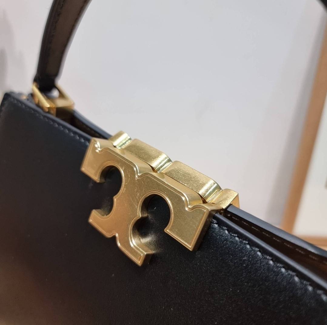 TORY BURCH ELEANOR SPAZZOLATO SATCHEL ใหม่และดูดีเกินต้าน กับกระเป๋าถือทรงสวย ใบใหญ่ ดีไซน์ผู้ดีเรียบหรู ถือขับผิวไปเลยทุกสี สวยคม มาพร้อมหูจับในตัว