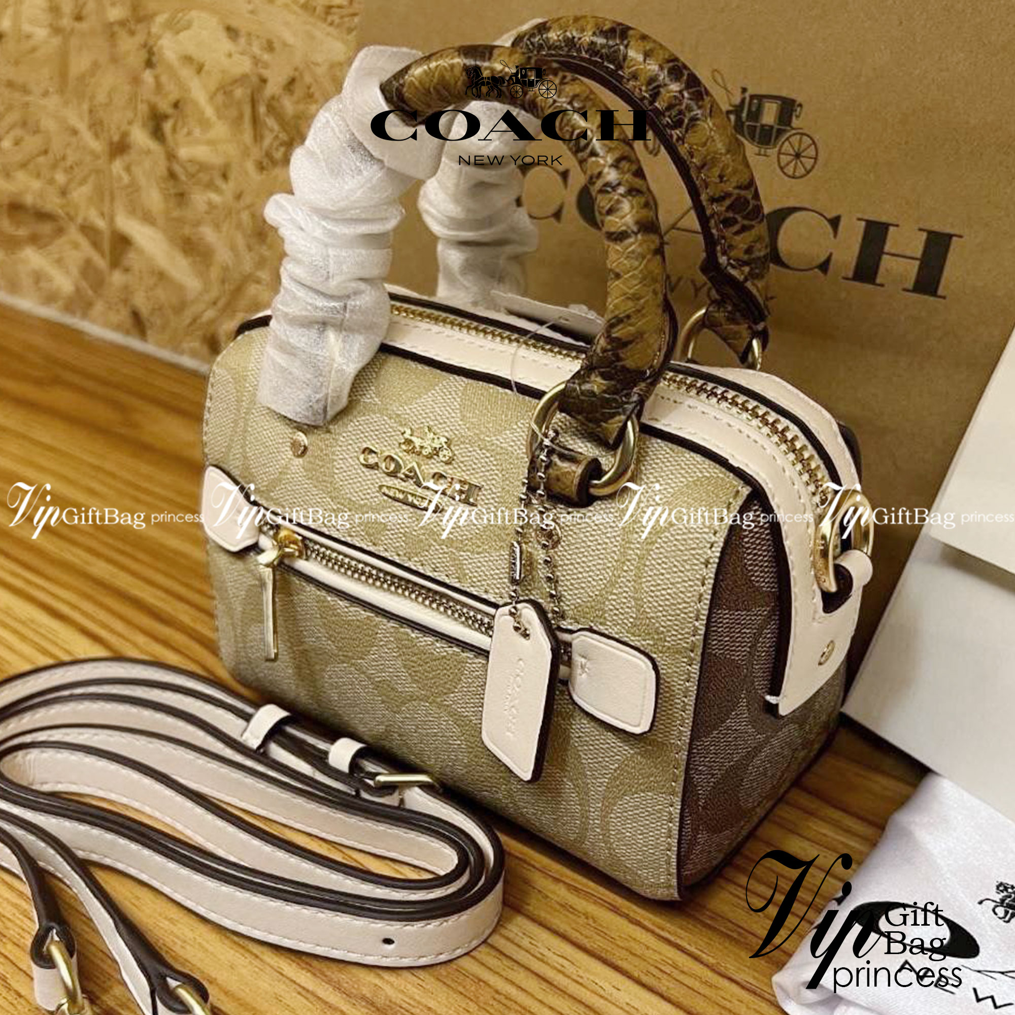 จิ๋วแต่แจ๋วไปเลยค่าา😘 COACH MICRO ROWAN CROSSBODY ((2300)) MINI พร้อมส่ง! บอกเลยสาวๆห้ามพลาด ใบจริงสวยมากๆค่ะ! กระเป๋าขนาดมินิๆ หนังCanvas ผสมหนังบายหูตรงหูหิ้วได้ลงตัวสวยวามมากๆเลยค่ะ//ด้านหน้ามีช่องซิปเล็กใส่เหรียญ เปิดปิดช่องหลักแบบซิป ภายในใส่