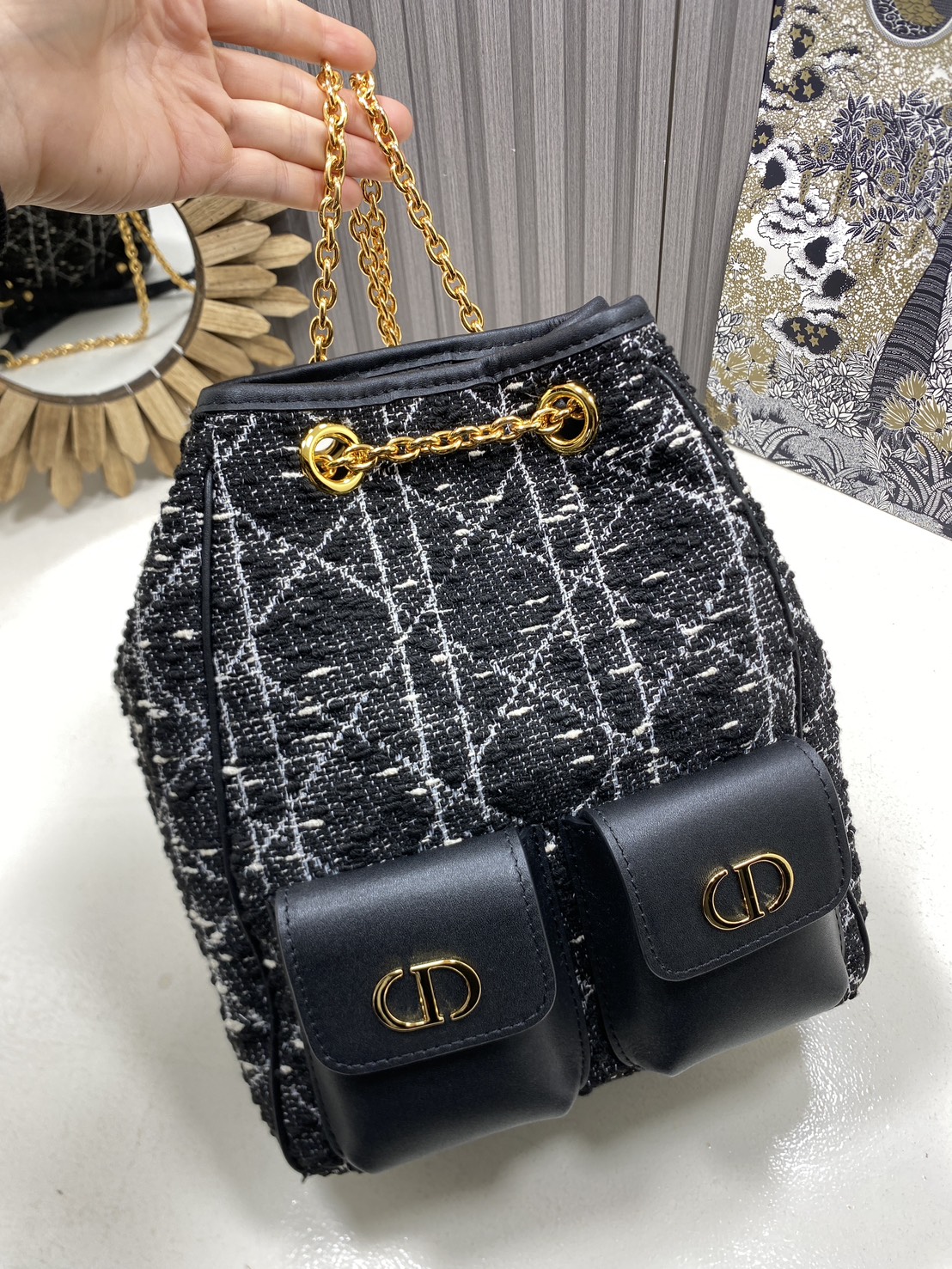 ORI หนังแท้ | Dior Caro Multicarry Bucket Backpack กระเป๋าเป้สะพายหลัง คอลใหม่ล่าสุด โดดเด่นด้วยผ้าทอทวีตโทนสีดำ พร้อมกระเป๋าเล็กคู่หน้า เปี่ยมไปด้วยสไตล์และความหรูหราตกแต่งด้วยโลโก้ CD โลหะสีทอง