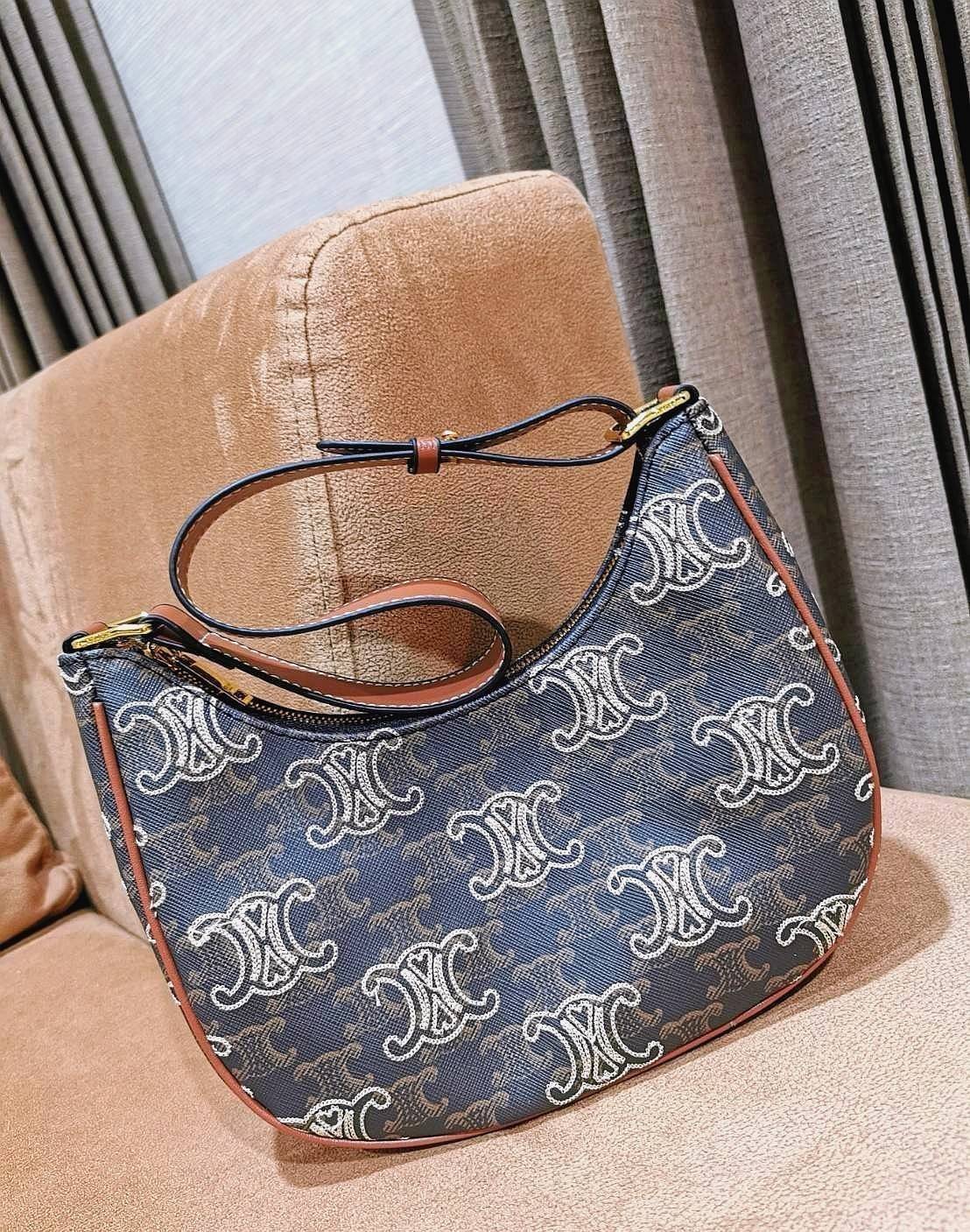 CELINE SHOULDER BAG VIP วัสดุ TRIOMPHE CANVAS ดีไซน์สวยหรูฮิตสุดในเกาหลี! หนังสวยอยู่ทรงกันน้ำ เปิดปิดด้วยซิปแบรนด์สีทอง ภายในโล่งกว้างและจุ สามารถใส่มือถือ กระเป๋าสตางค์ ของใช้ได้เยอะ สายสะพายหนังปรับได้อะไหล่ทองหรูมีโลโก้แบรนด์ ไอเท็มแนะนำพร้อมส่งที่ไทย