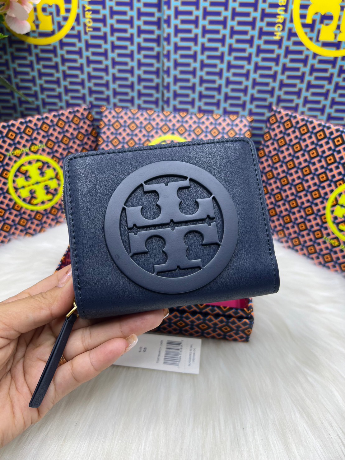 Tory Burch Charlie Mini Bi-fold Leather Wallet / Tory Wallet พร้อมส่ง กระเป๋าสตางค์ใบสั้น รุ่นใหม่ขายดี หรูหราทุกสี ดีไซน์คลาสสิค ขนาดกำลังพอเหมาะ โดดเด่นด้วยโลโก้