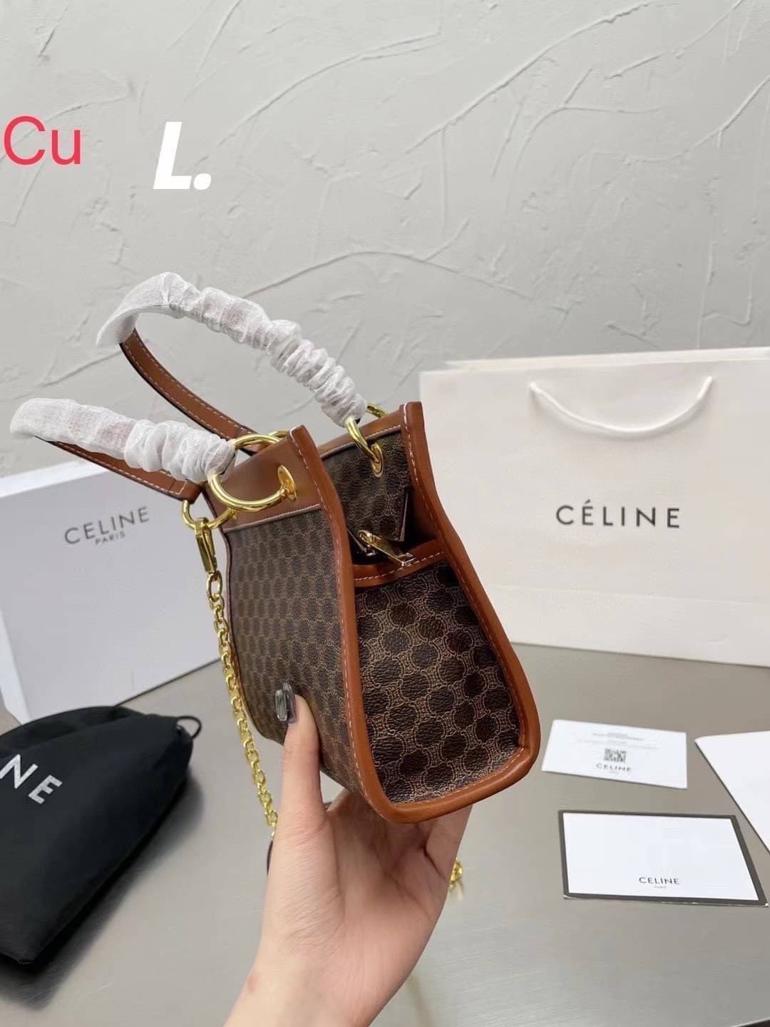 CELINE VINTAGE TOTE BAG / CELINE Macadam tote bag กระเป๋าโท้ทสไตล์วินเทจไซส์เล็ก ขนาดกำลังสวย พกพาง่าย ใหม่ล่าสุด ที่ใช้สามารถใช้ได้ทั้งหนุ่มๆและสาวๆ รูปทรงคลาสสิค