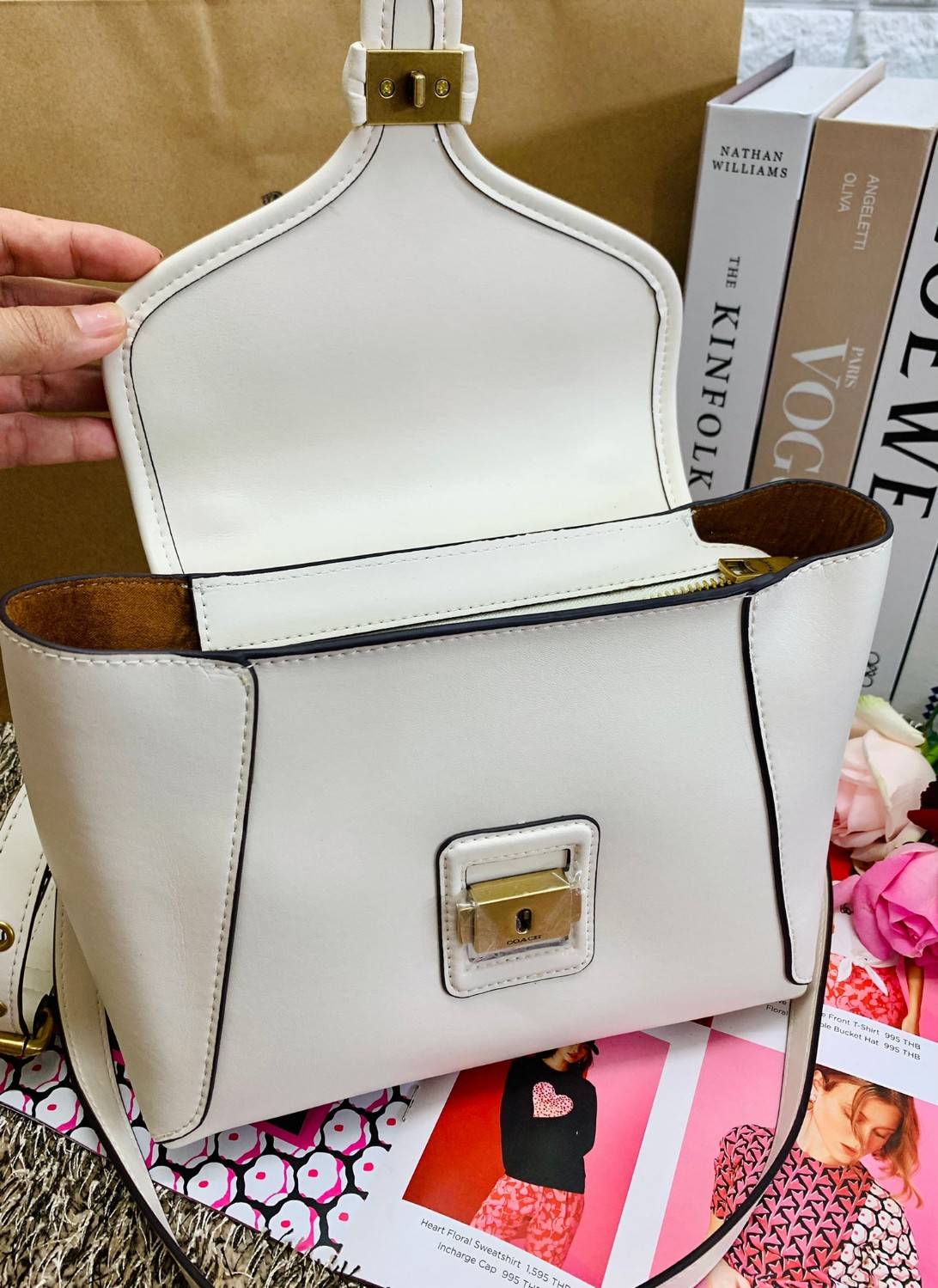 COACH COURIER CARRYALL 23 IN COLORBLOCK SIGNATURE CANVAS พร้อมส่ง 7 แบบ พร้อมส่ง ลุคดูไฮสุดๆค่ะ! กระเป๋าสะพายหนังหรูหราและคลาสสิค หนังแท้ชั้นดีที่สุด น้ำหนักเบา หนังสวยมากก สัมผัสแล้วหลงรักแน่นอนจ้าา😘