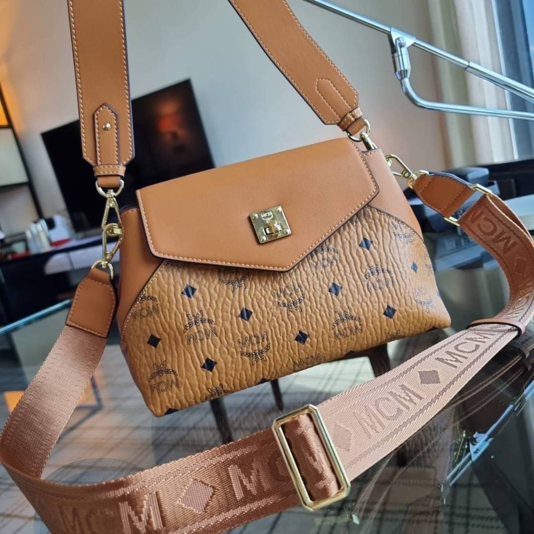M.C.M ESSENTIAL CROSSBODY IN VISETOS กระเป๋าสะพายข้าง สวยอยู่ทรง ดีไซน์ไม่ซ้ำใคร มาพร้อมสายสะพายถึง 2 แบบ ปรับเปลี่ยนใช้ได้ไม่มีเบื่อ วัสดุหนังแคนวาสสลับหนังแท้ เปิด-ปิดกระเป๋าด้วยตัวบิดล็อคแน่นหนา ด้านหลังมีช่องเก็บบัตรได้ ภายในโล่งกว้าง แบ่งสัดส่วน เป็น