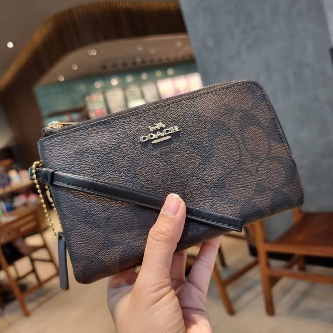 COACH F87591 DOUBLE CORNER ZIP WALLET IN SIGNATURE COATED CANVAS คล้องมือรุ่น 2 ซิป!! มาแล้วจ้า 🌟🤗 ไซส์นี้คือเหมาะมือจริงๆ พกง่ายเช่นเคย ไม่ต้องกังวลว่าจะเกะกะหรือกินพื้นที่กระเป๋าหลัก วัสดุหนังแคนวาสเคลือบลาย มีช่องหลักแยก 2 ช่อง ภายในบุผ