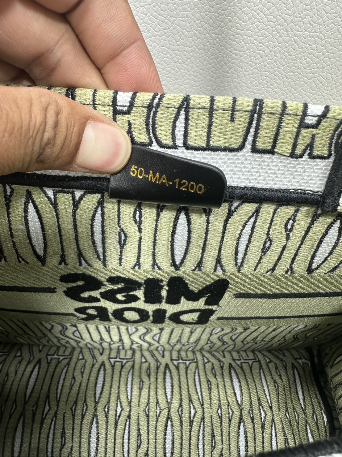 ORI หนังแท้ | Dior Miss Dior Allover Book Tote Handbag 14" กระเป๋าทรงโท้ทคอลใหม่ ดีไซน์ลวดลายกราฟฟิกสวยงามและหรูหราโดดเด่นไม่เหมือนใคร